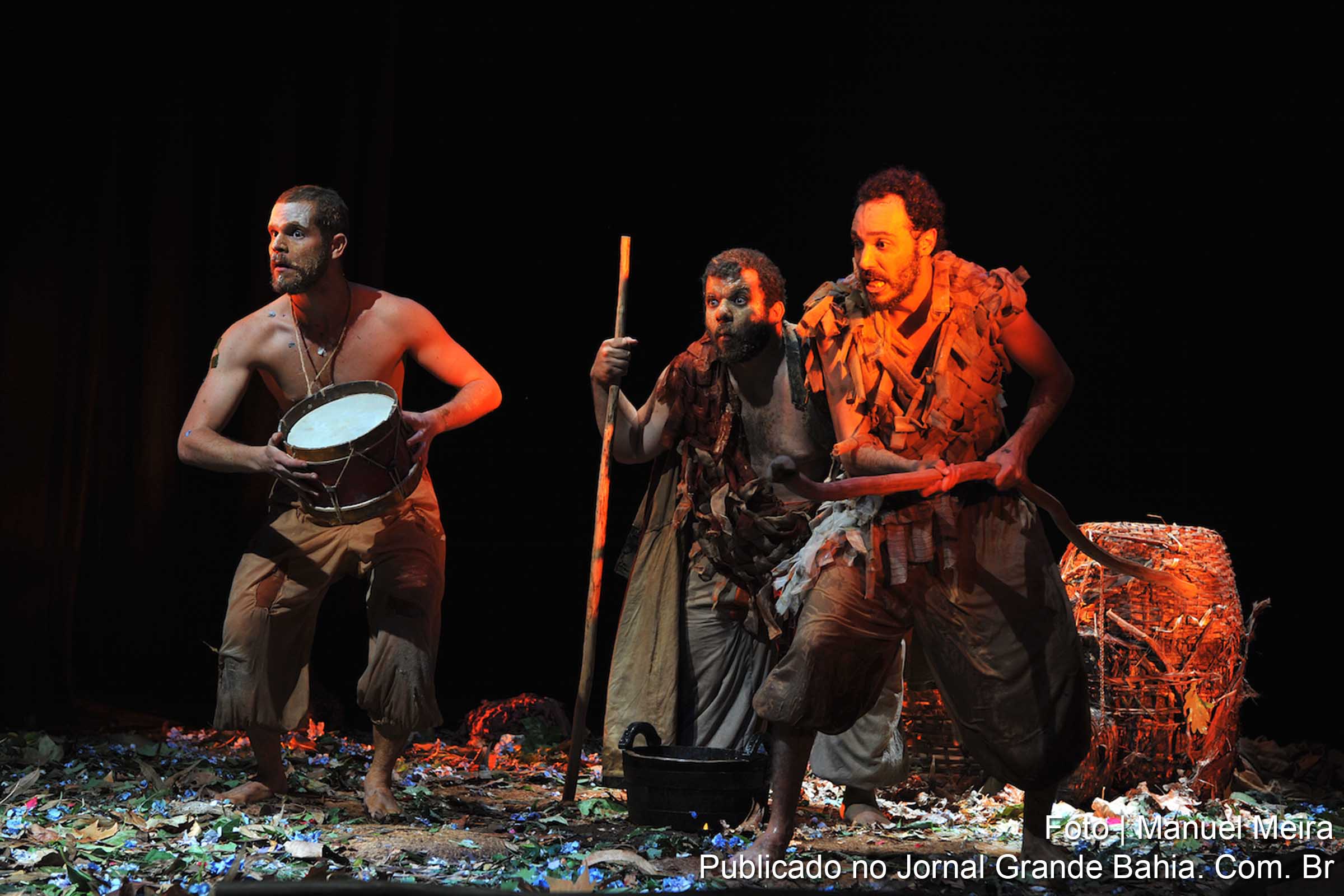 Cena do espetáculo Bartolomeus. Após estrear em Portugal, a montagem que celebra os 40 anos de carreira do diretor espanhol Moncho Rodriguez chega a Salvador. Resultado de um intercâmbio cultural na cidade portuguesa de Fafe, atores baianos se desdobram interpretando o brincante Bartolomeus.