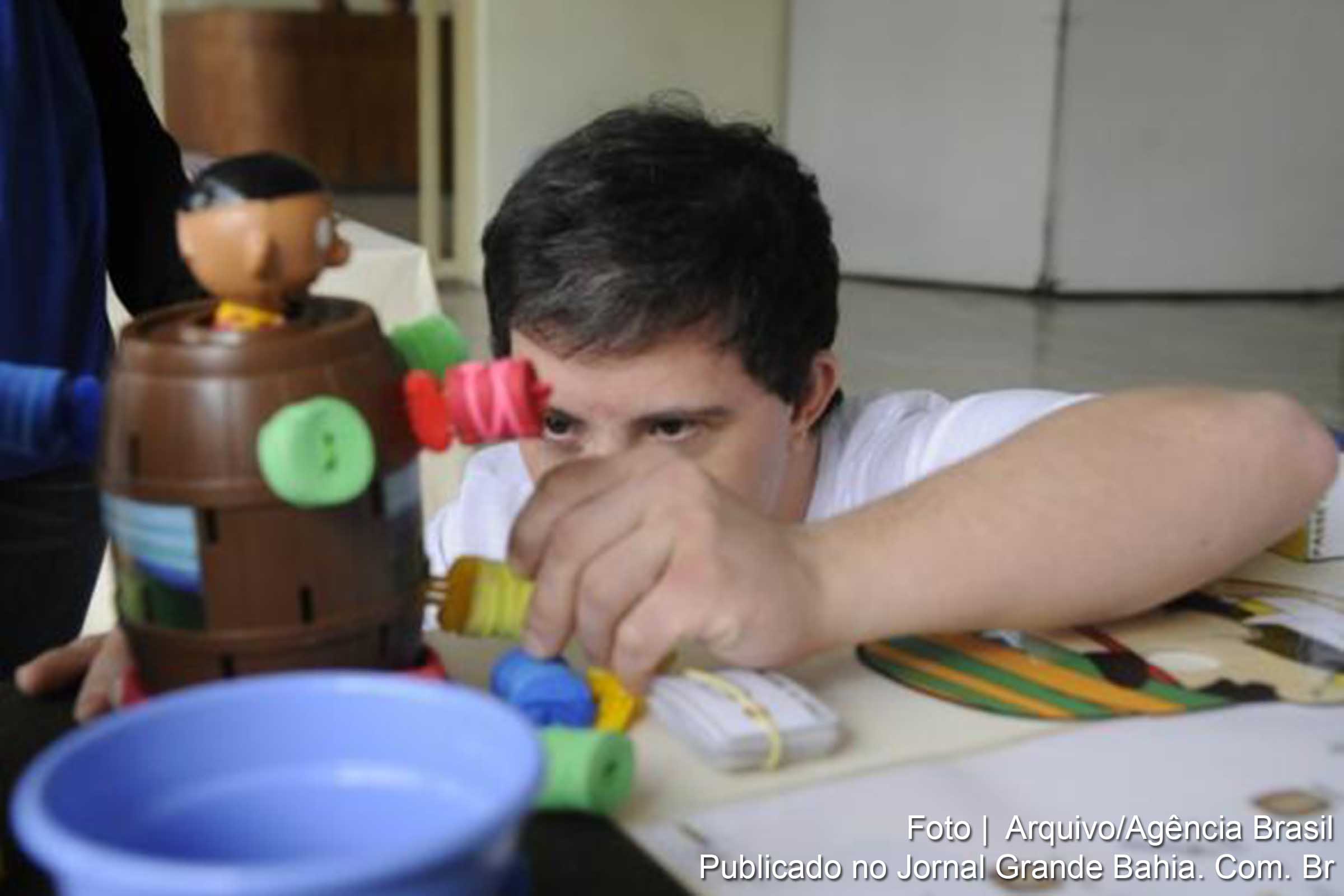 Escolas precisam de estruturas, material e profissionais adequados para garantir às pessoas com síndrome.