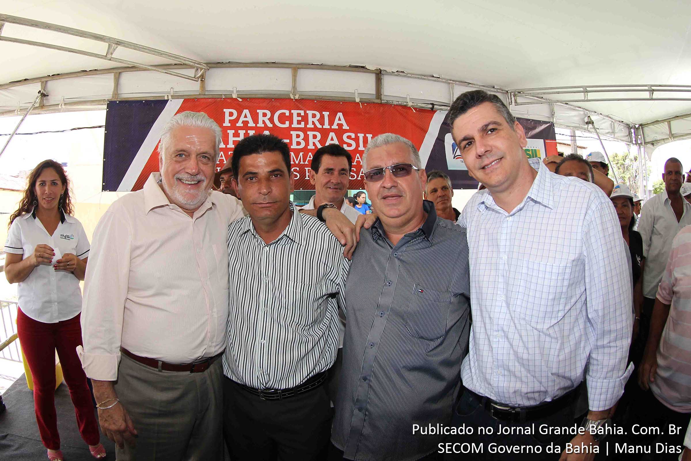 Governador Jaques Wagner entrega ônibus escolar no município de Ipecaetá.