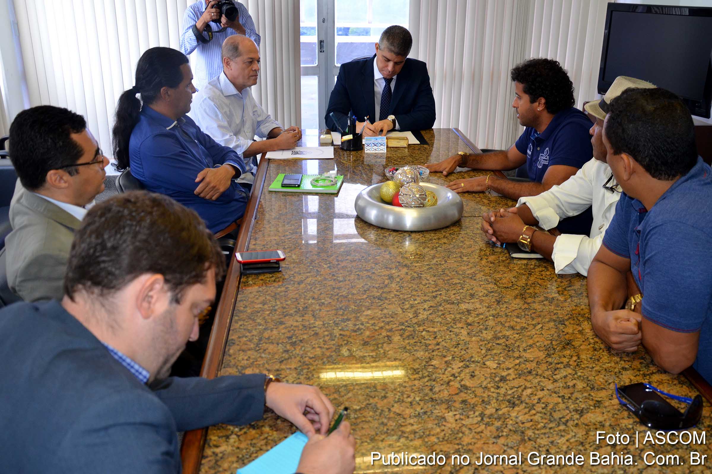 Joseildo Ramos, Rosemberg Pinto, Radiovaldo Costa e Maurício Teles Barbosa debatem segurança pública em Alagoinhas.