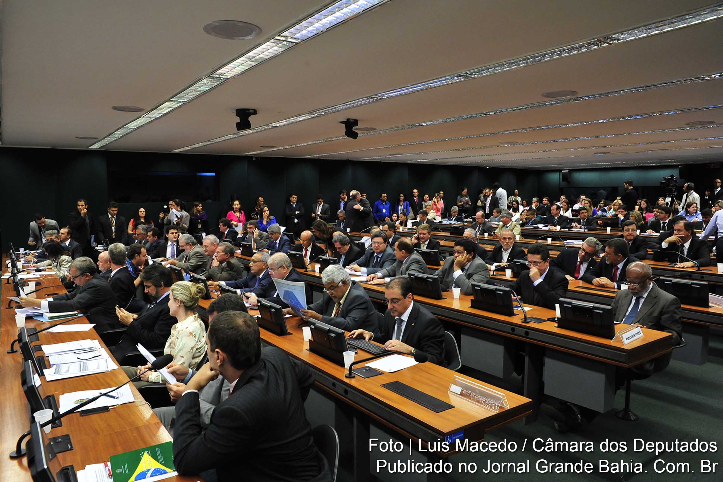 Reunião da Comissão Mista de Orçamento do Congresso Nacional. Projeto foi aprovado em meio a disputa entre parlamentares do governo e da oposição. Proposta seguirá para análise do Plenário do Congresso Nacional.