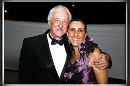 O grande anfitrião deste mês será o cronista Zé Coió que vai fazer juntamente com sua filha Carla Ongarato, o evento Troféu Imprensa, na Estação da Música.