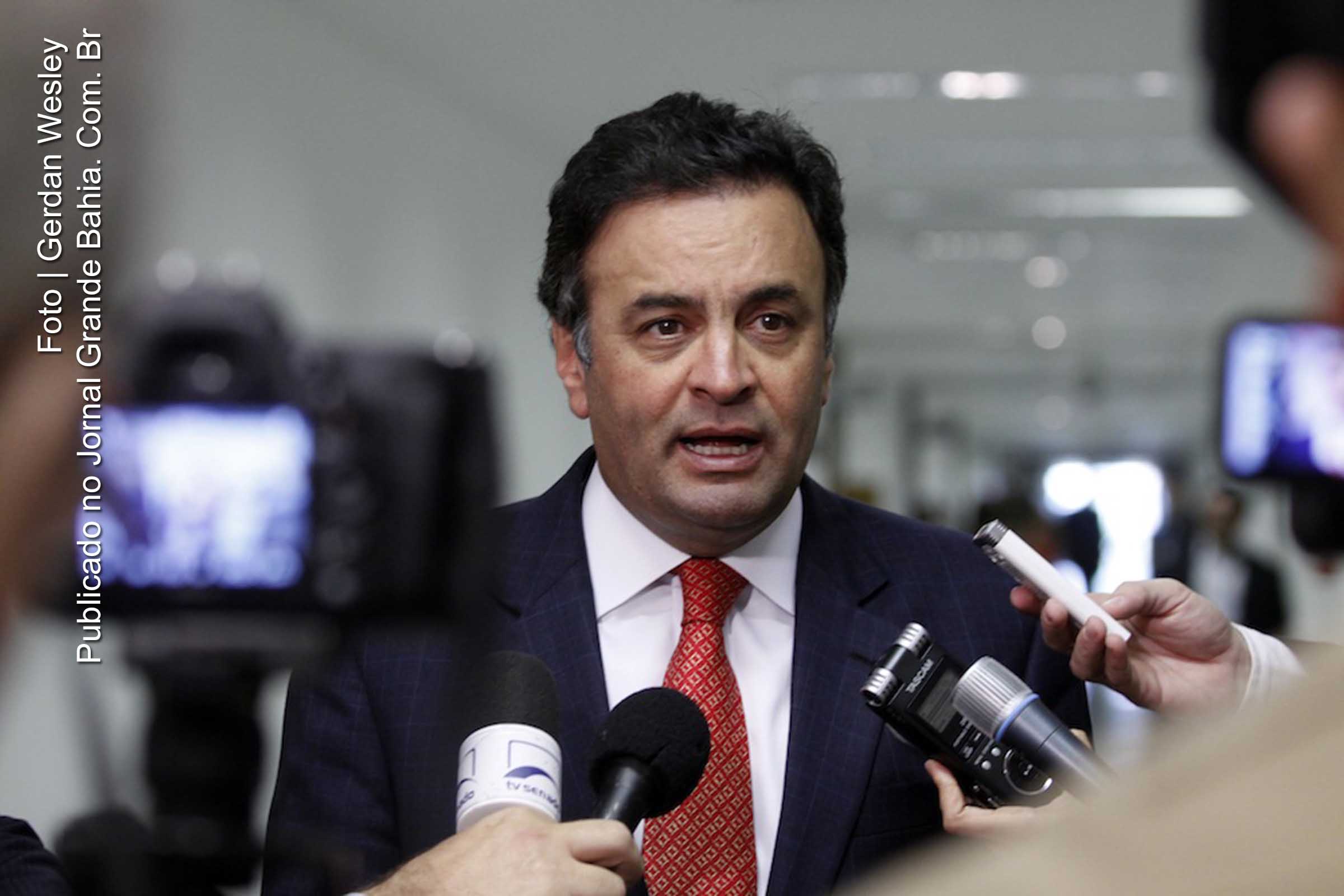 Aécio Neves é acionado na justiça.