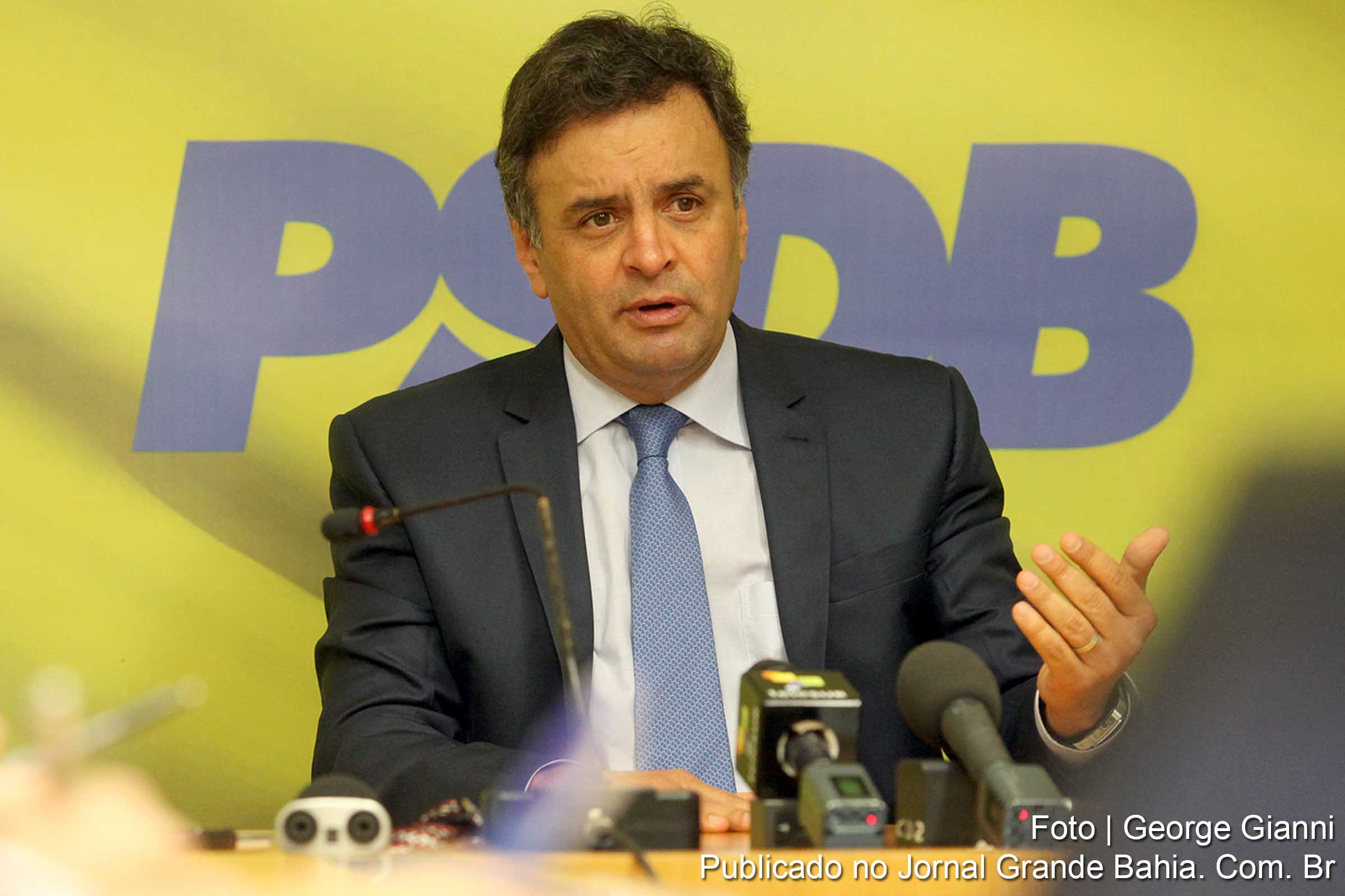 Senador Aécio Neves questiona origem dos recursos de campanha.