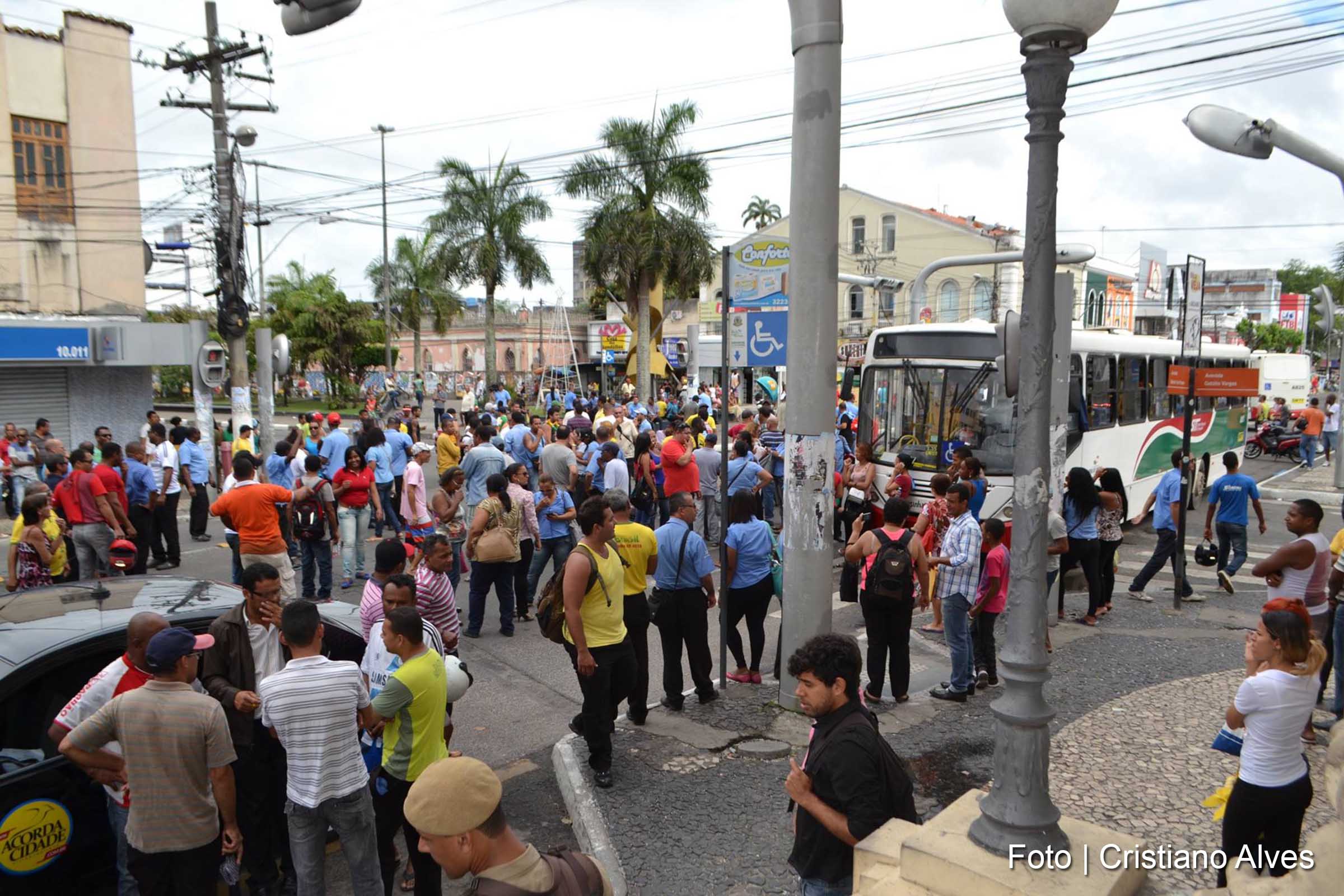 Paralisação de rodoviários bloqueia ruas no centro de Feira de Santana