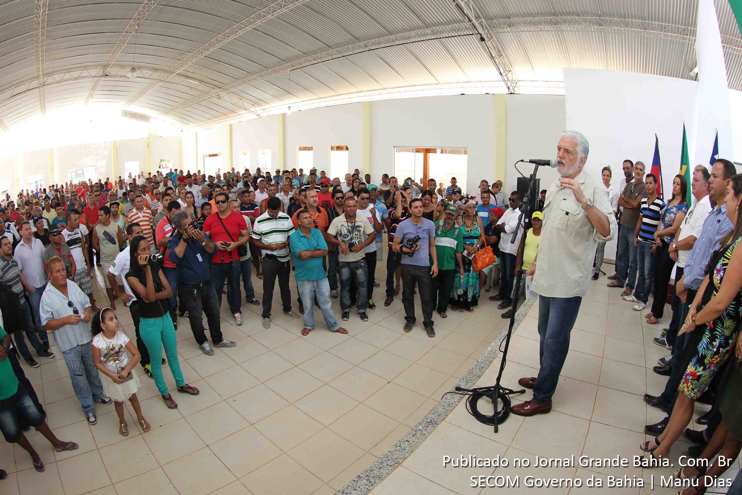 Governador Jaques Wagner entrega ônibus escolar e um trator em Guaratinga.