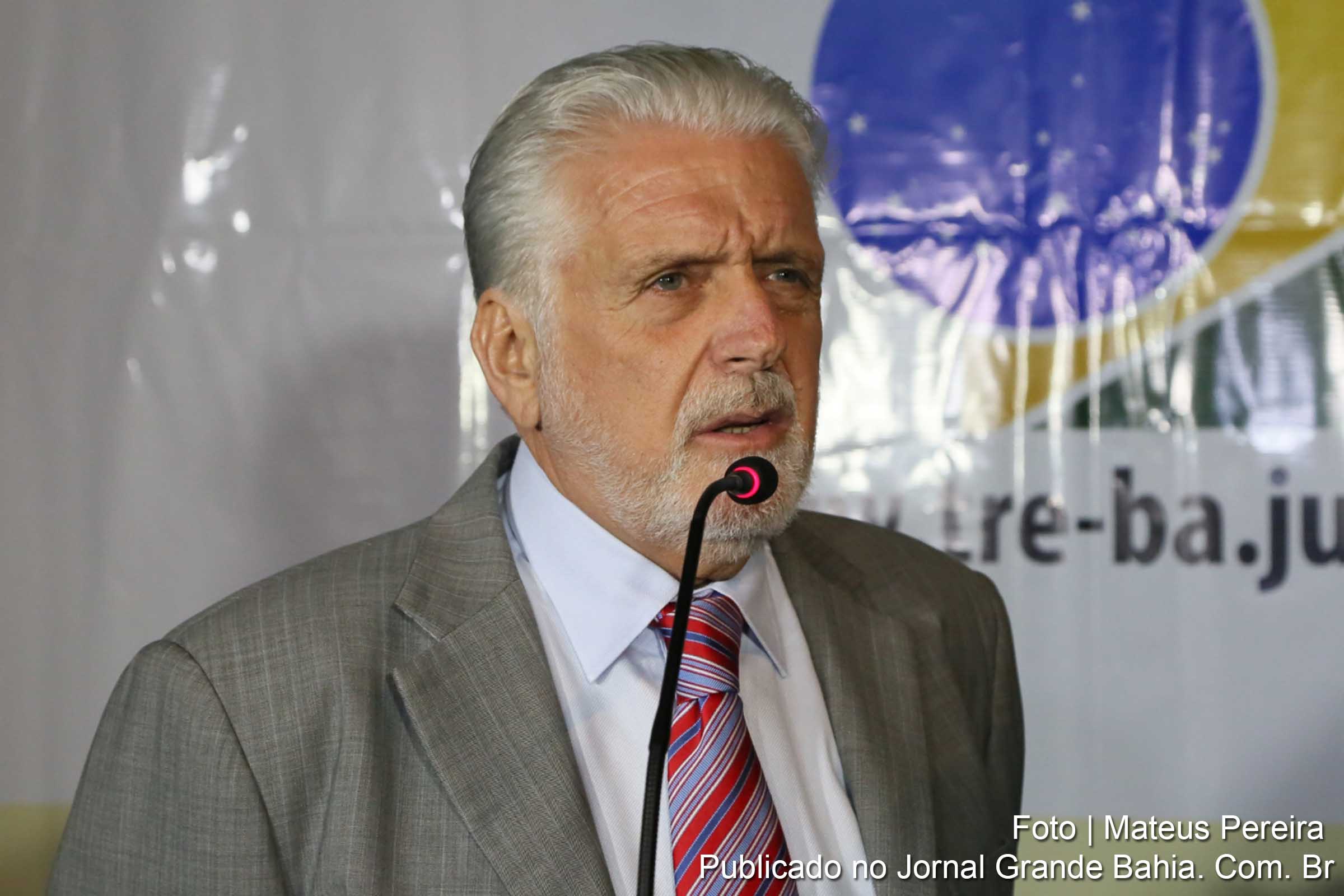 Governador Jaques Wagner concede aumento.