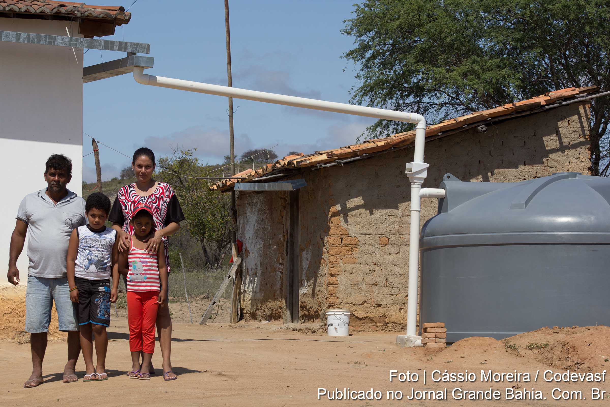 O agricultor familiar João Augusto Gonçalves de Miranda – que mora com a mulher Cristiane Maura da Silva e dois filhos, Marconi Augusto da Silva Miranda e Joana Thaila da Silva Miranda, no povoado de Olhos D'água, situado no município de Miguel Calmon, semiárido baiano – foi um dos beneficiários do programa Água para Todos.