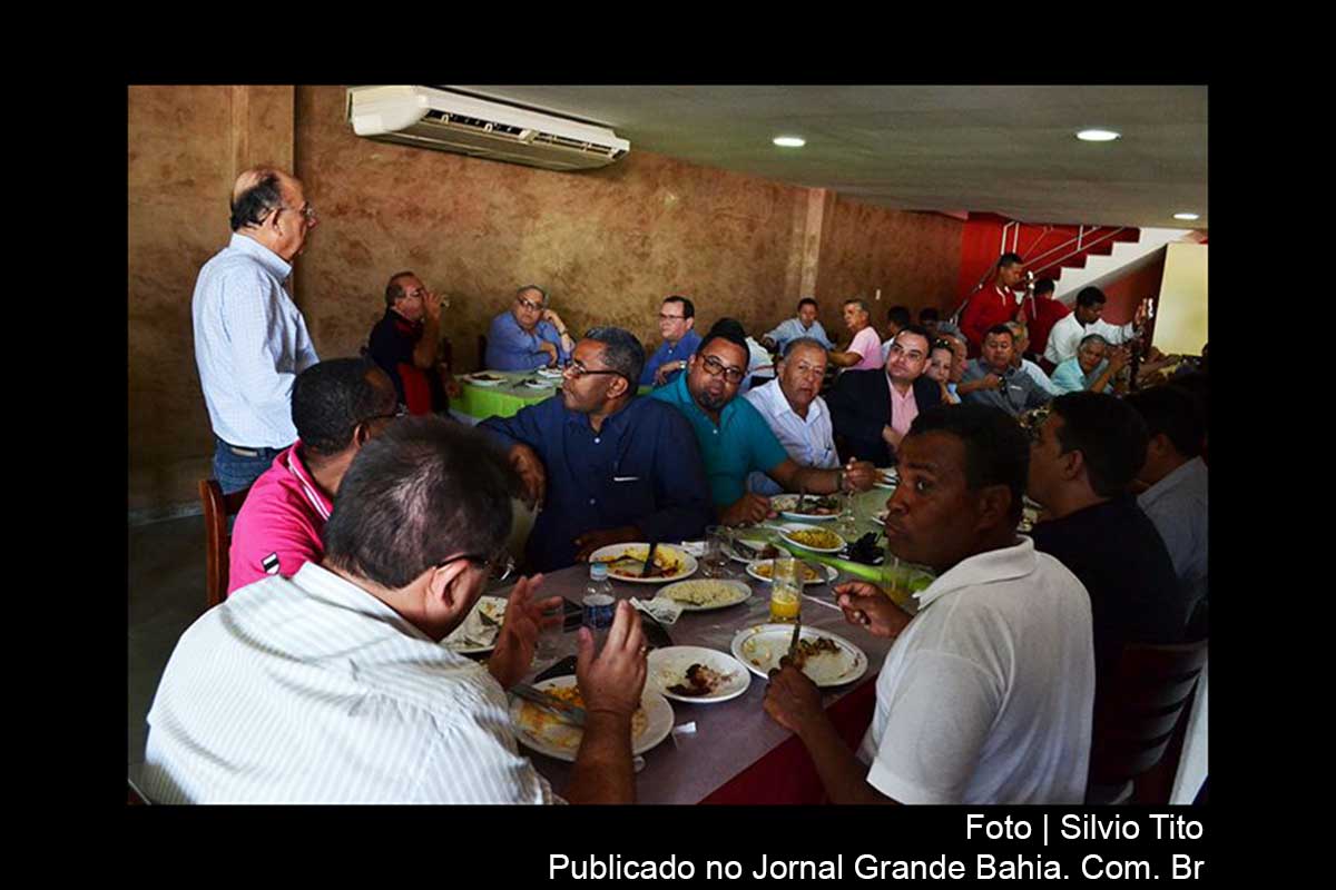 Prefeito José Ronaldo de Carvalho com membros do governo e vereadores.
