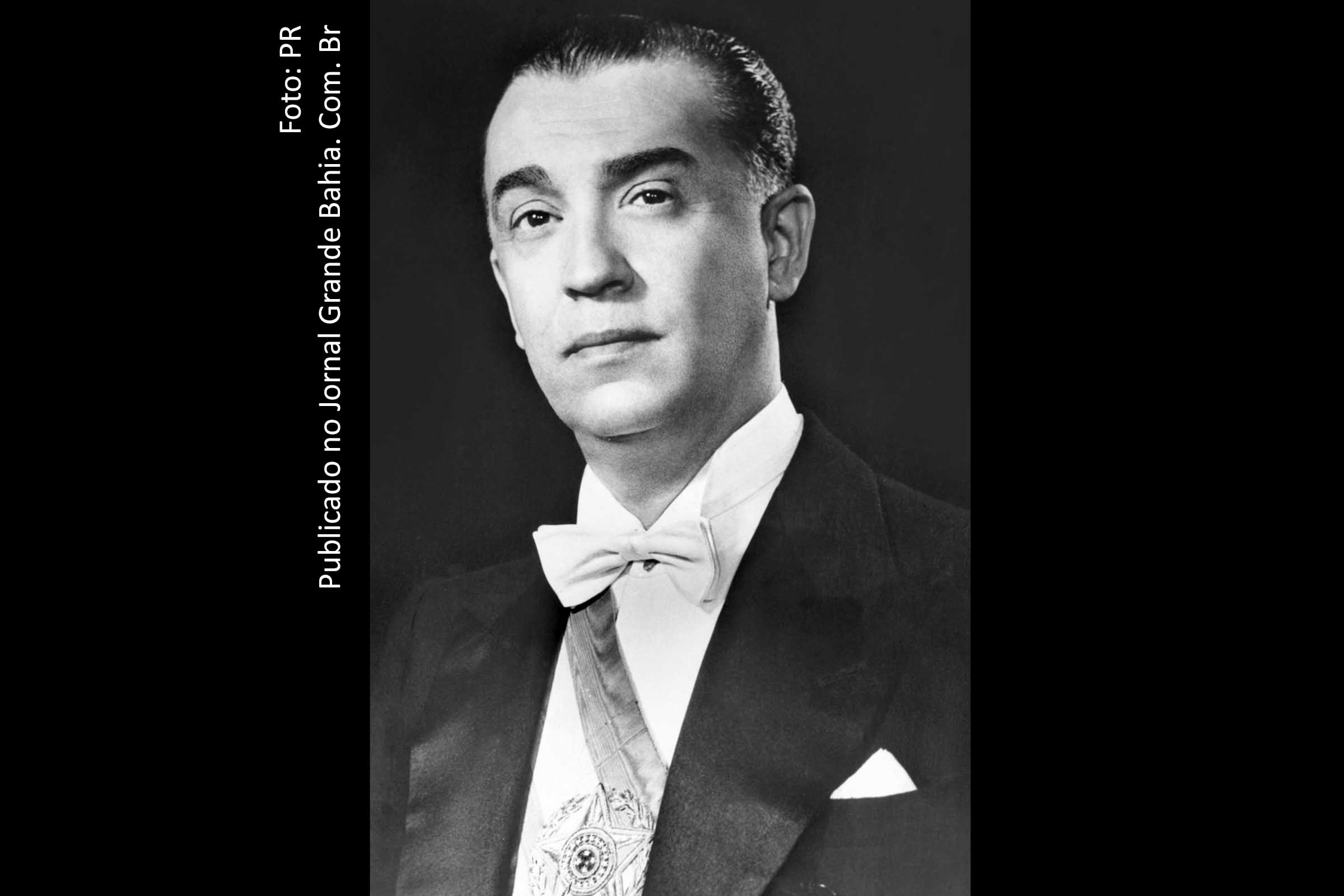 Juscelino Kubitschek de Oliveira foi um médico, Oficial da Força Pública Mineira e político brasileiro. Conhecido como JK, foi prefeito de Belo Horizonte, governador de Minas Gerais, e presidente do Brasil entre 1956 e 1961.