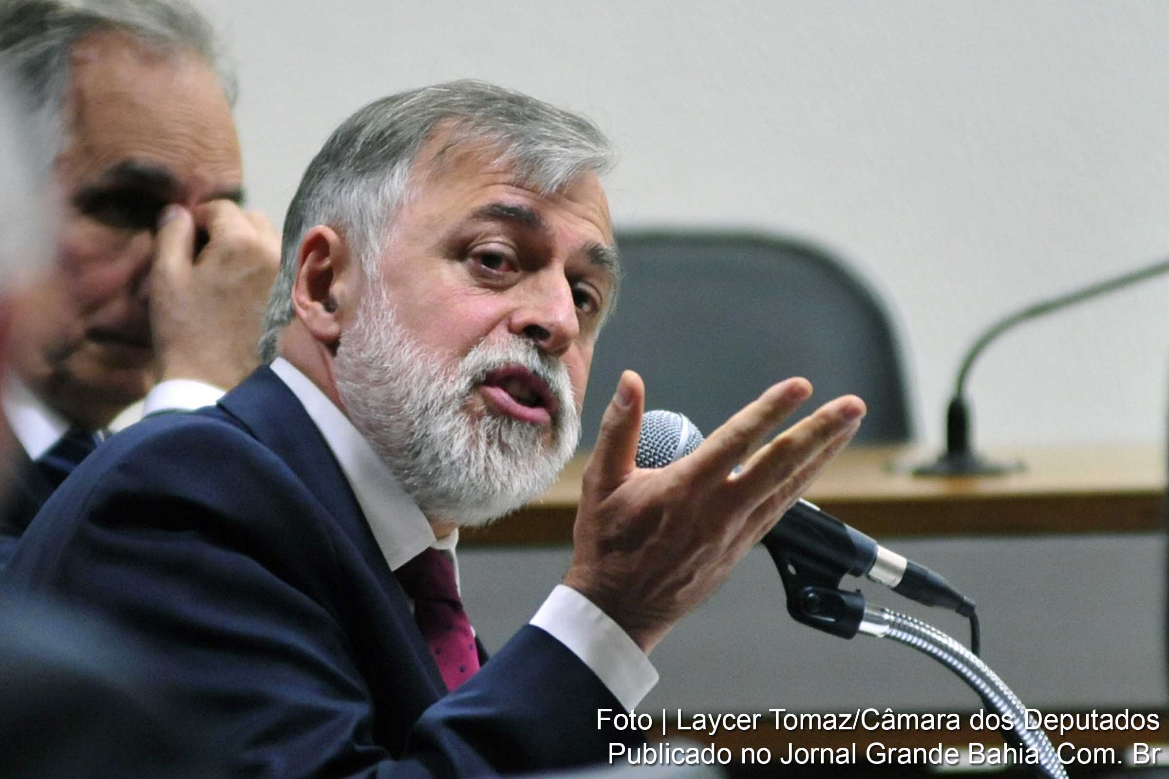 CPMI faz acareação entre dois ex-diretores da Petrobras Paulo Roberto Costa e Nestor Cerveró. O objetivo, conforme o requerimento do deputado Ênio Bacci (PDT-RS), é confirmar as acusações feitas por Paulo Roberto Costa contra Cerveró, quando ele depôs à Polícia Federal, no inquérito da Operação Lava Jato. De acordo com publicações na imprensa, Costa teria dito, em depoimentos, que Cerveró recebeu propinas em contratos da Petrobras. Na foto Paulo Roberto Costa.