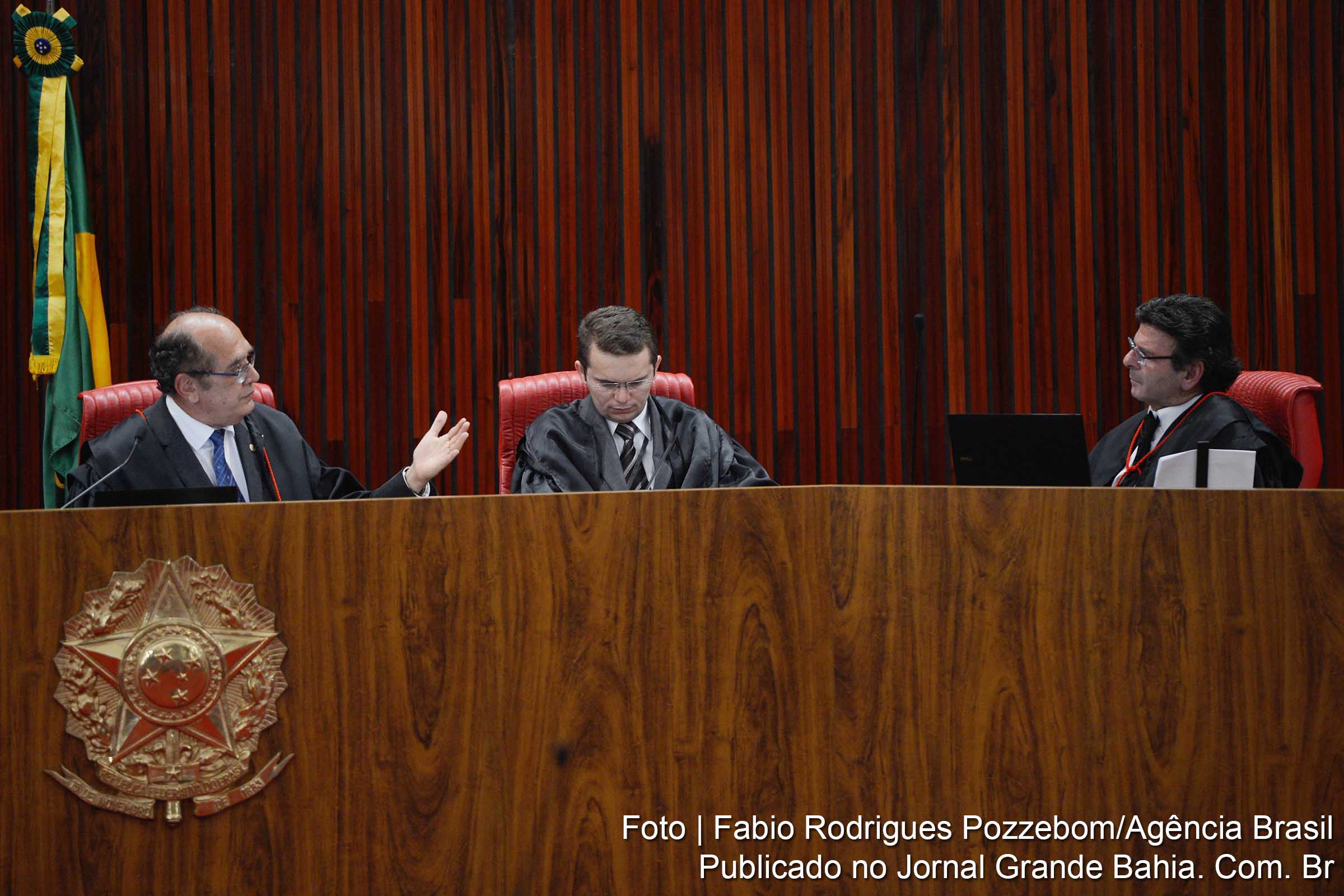 TSE faz sessão extraordinária para o julgamento de processos. À esquerda, o ministro Gilmar Mendes, relator das contas da campanha eleitoral de Dilma para a Presidência da República.