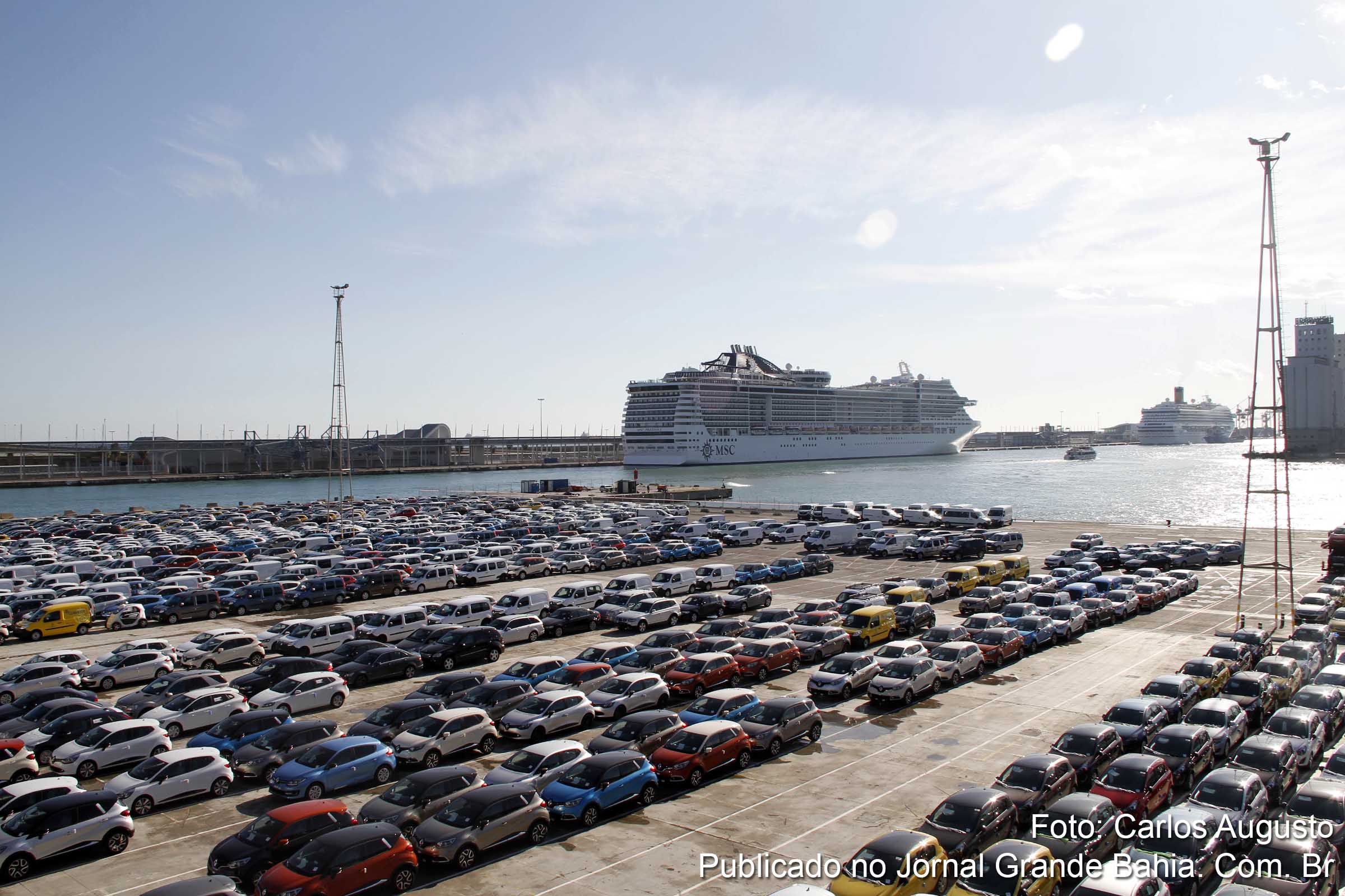 Carros estacionados em zona portuária. Previsão de queda na venda de veículos novos.