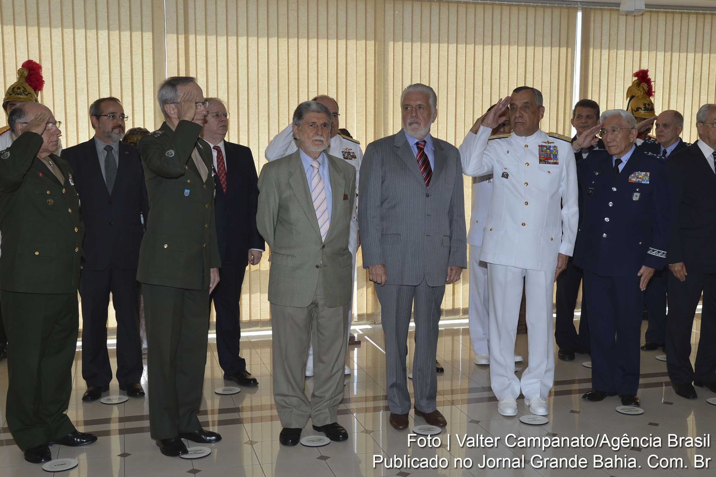 O novo ministro da Defesa, Jaques Wagner, recebe o cargo do antecessor, Celso Amorim, em solenidade no ministério.