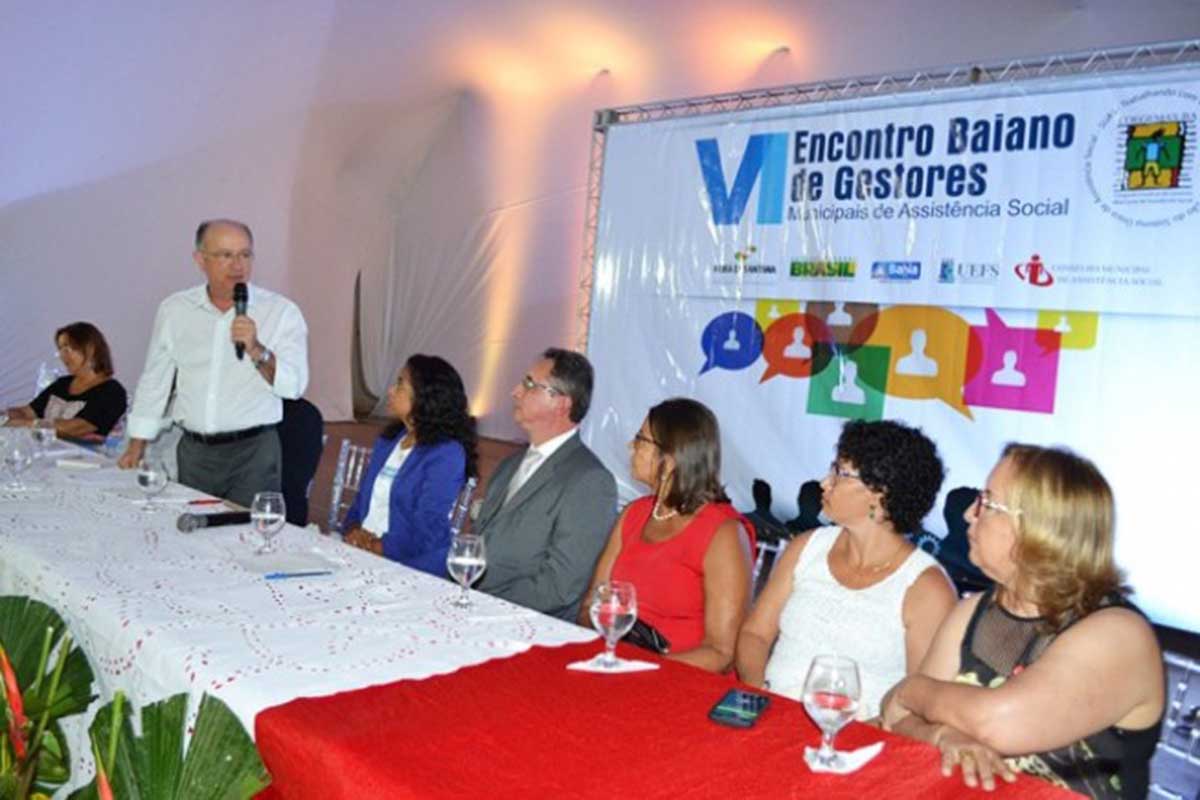 Prefeito José Ronaldo comenta sobre investimentos sociais em Feira de Santana.