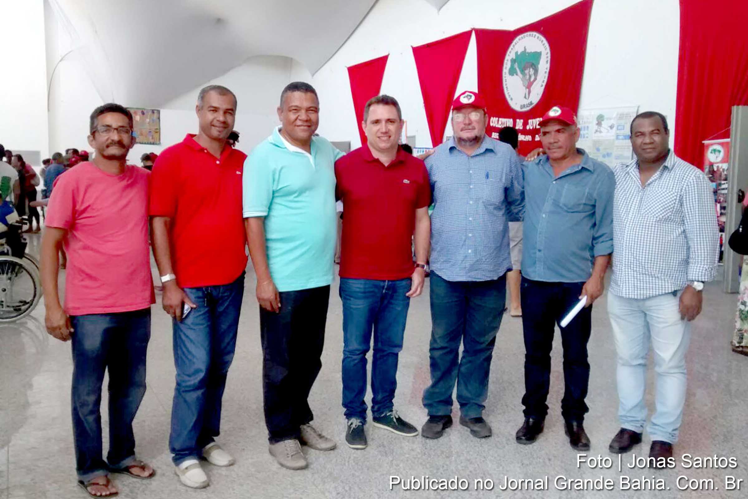Os deputados federais Valmir Assunção e João Daniel durante congresso do MST.