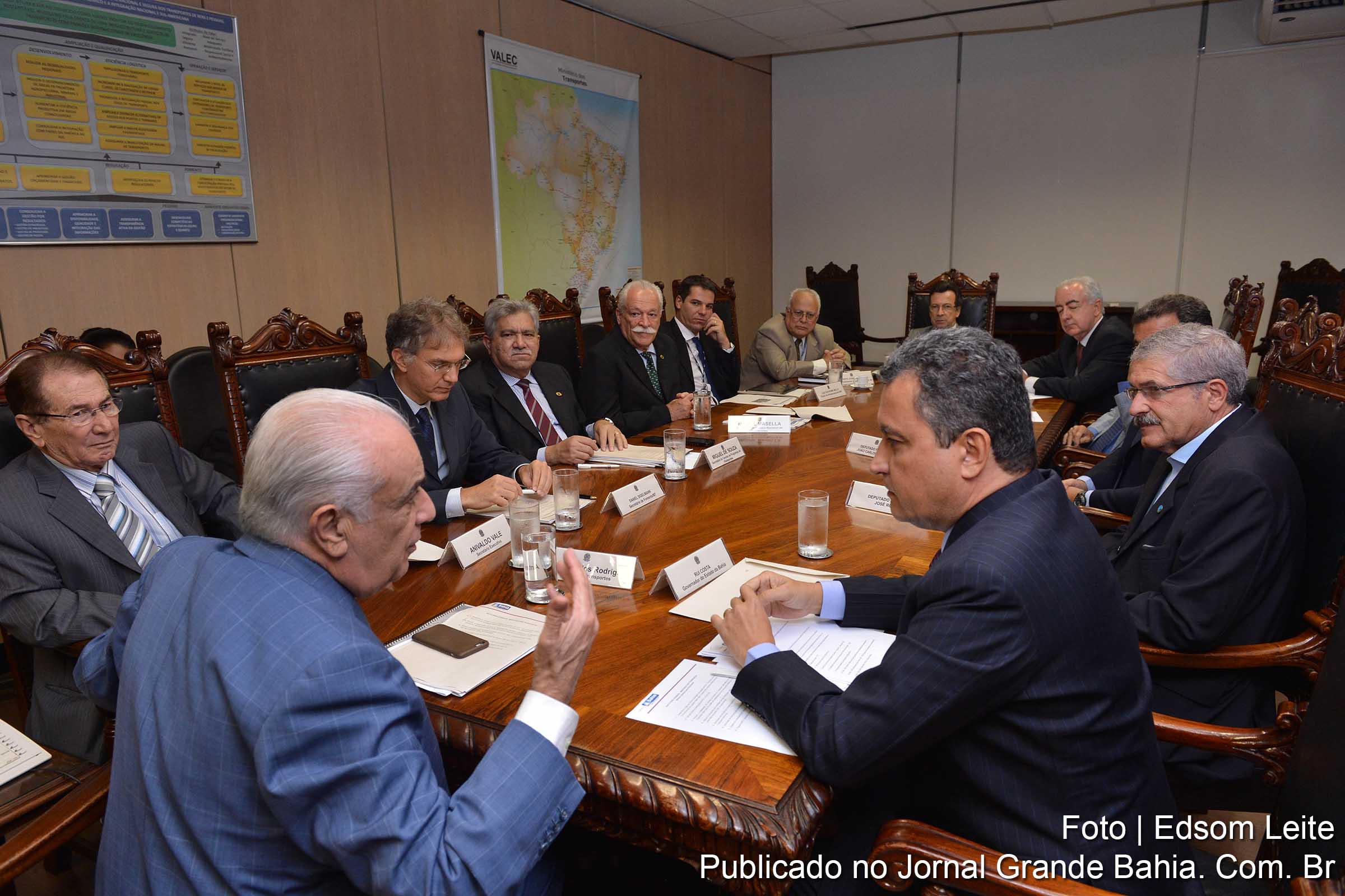 Governador Rui Costa e o ministro Antônio Rodrigues discutem recursos para Feira de Santana.