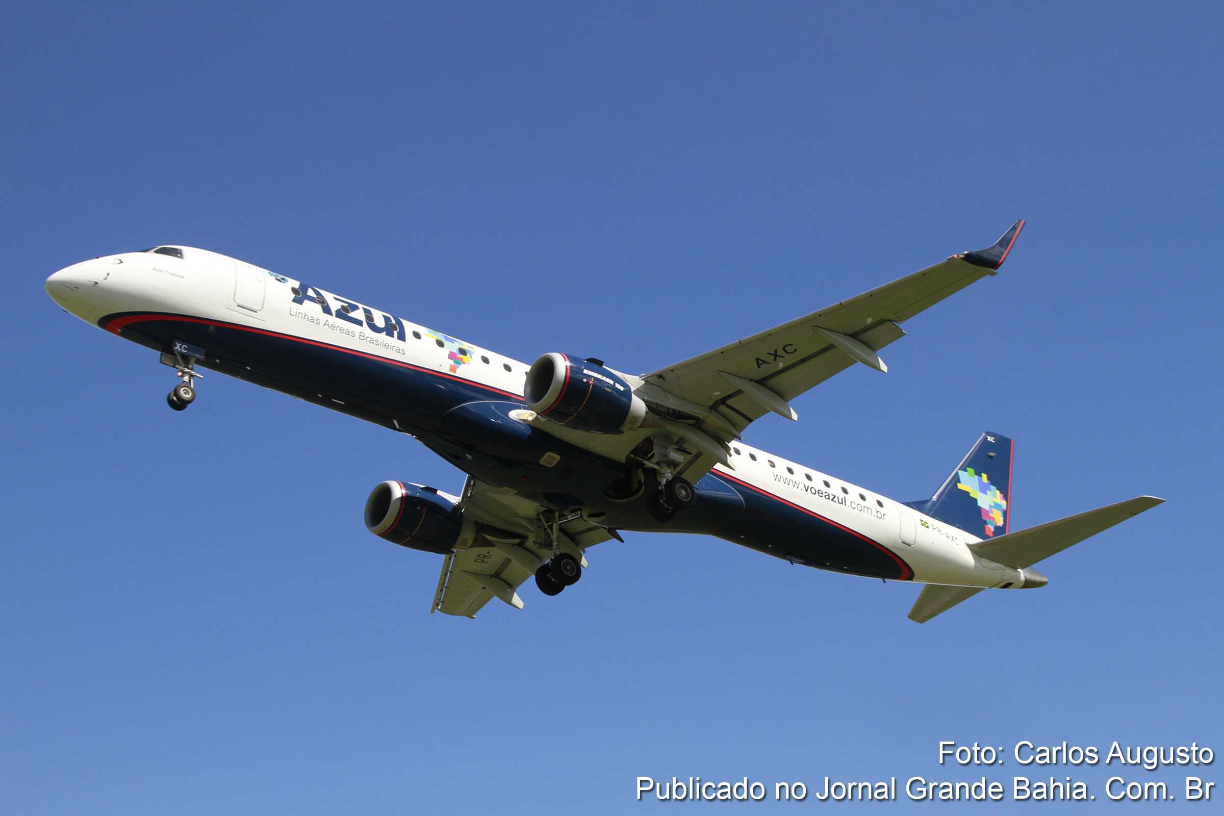 Aeronave da empresa Azul Linhas Aéreas passa a operar em Feira de Santana. (Foto: Carlos Augusto | Jornal Grande Bahia)