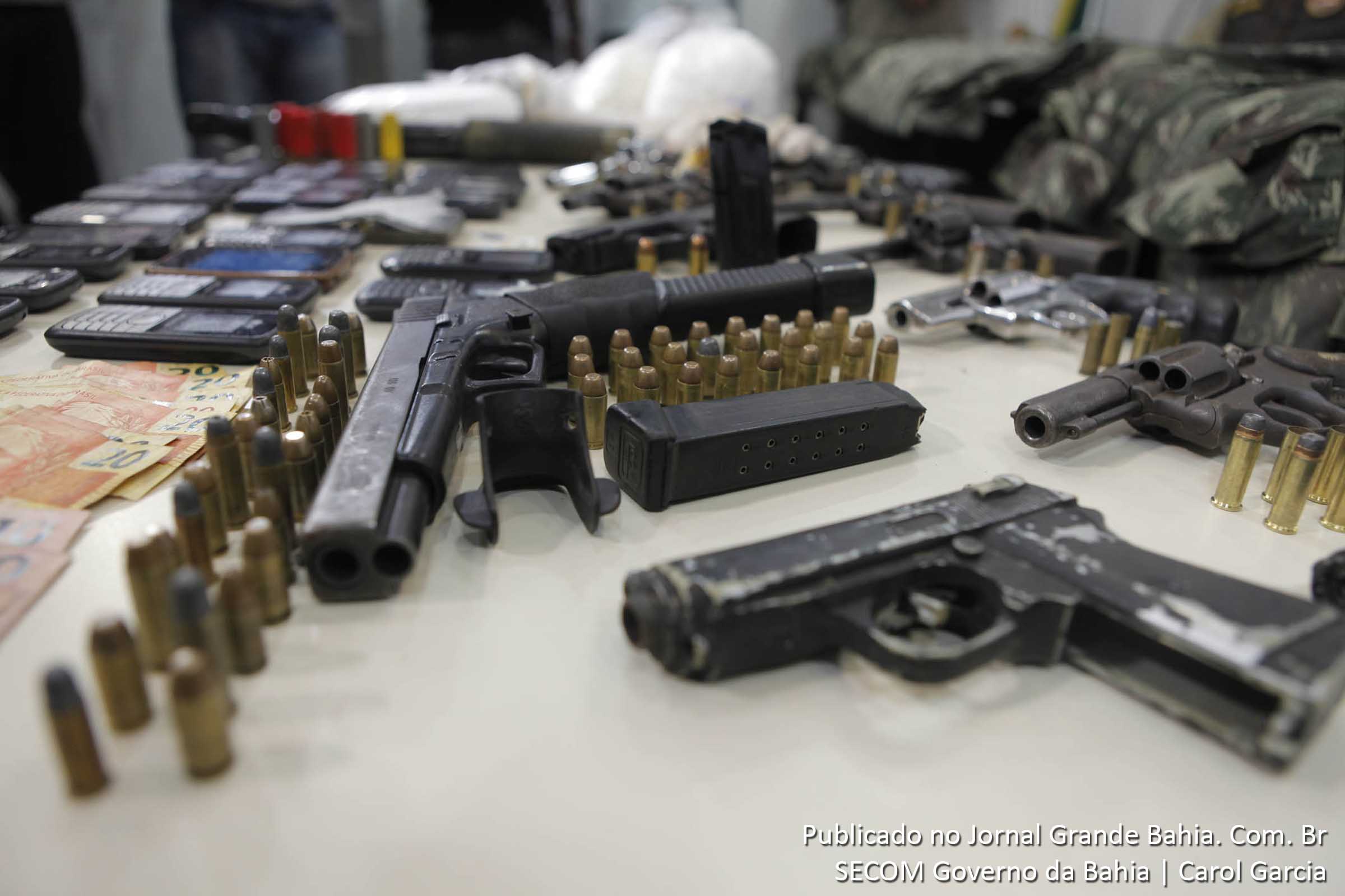 Armas e munição apreendidas pela PMBA durante ação na Estrada das Barreiras, em Salvador.