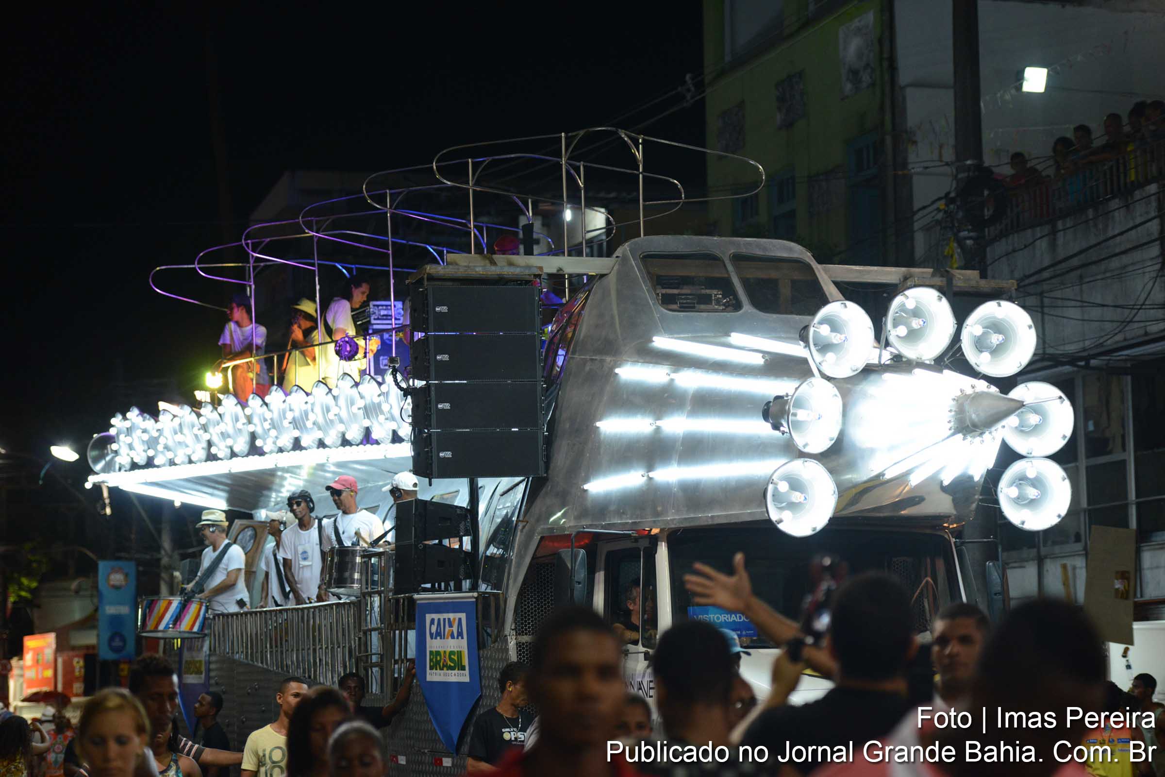 Trio independente e sem cordas, Caetanave desfilou domingo e segunda no Campo Grande.