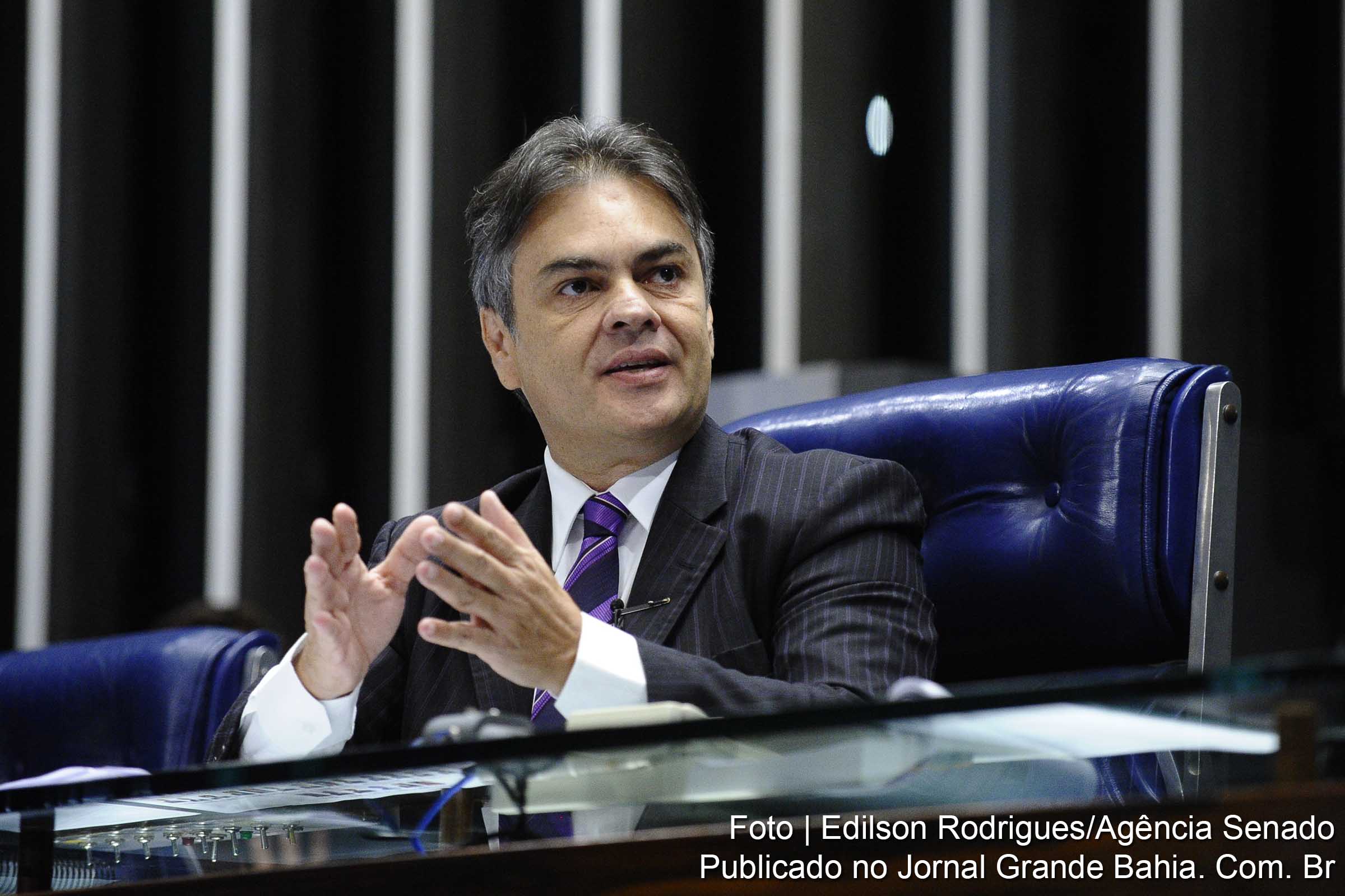 Senador Cássio Cunha Lima critica PT.
