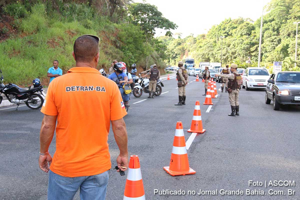 Detran realiza blitz na Av. Luis Eduardo Magalhães, em Salvador.