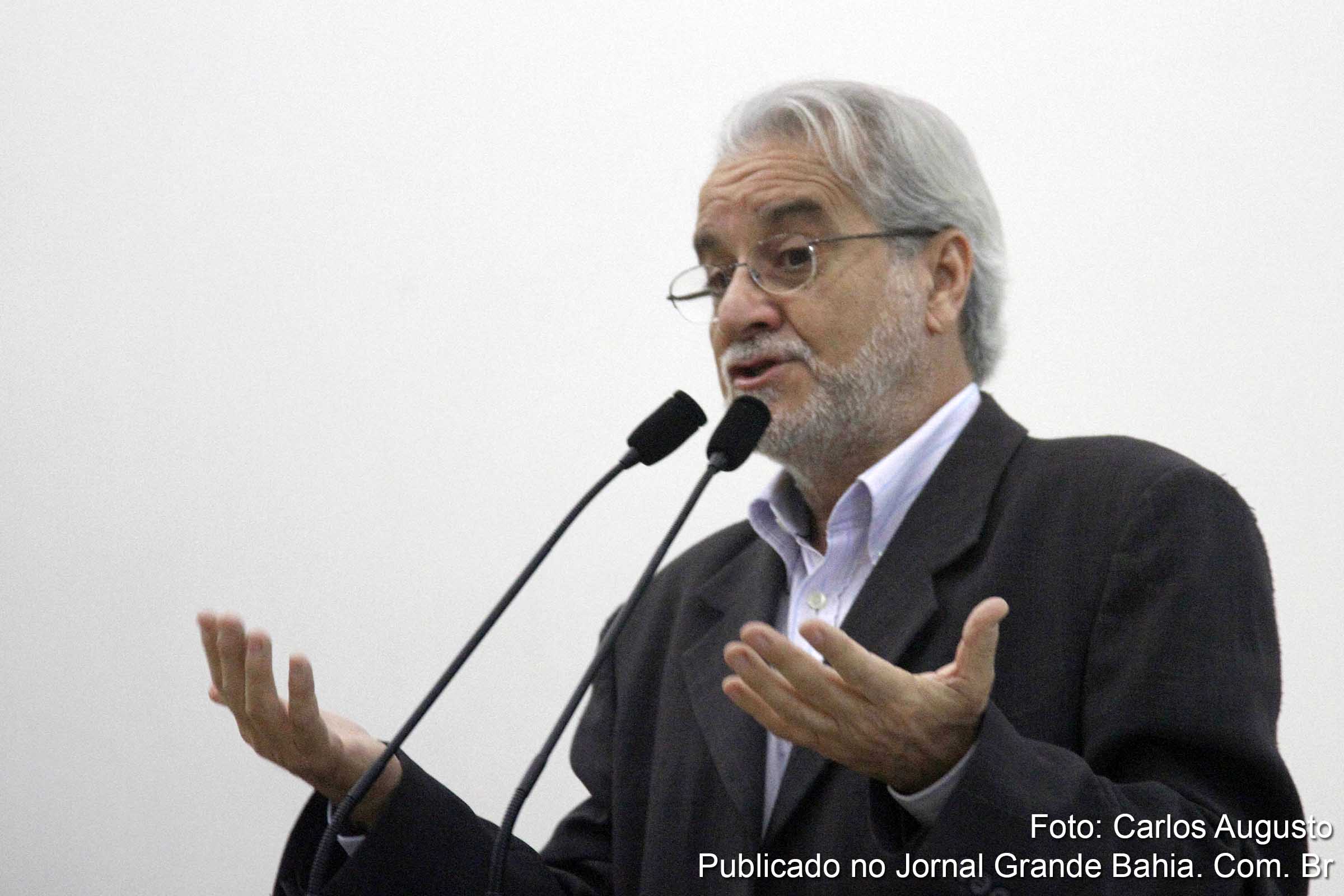 Emiliano José assume cargo no governo federal.