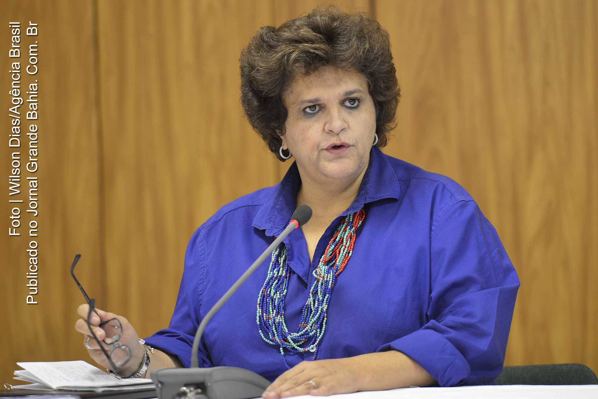 Ministra do Meio Ambiente, Izabella Mônica Vieira Teixeira, faz balanço das ações do governo para o meio ambiente, como prevenção e controle do desmatamento, redução nas emissões de CO2, Bolsa Verde, Plano Nacional de Resíduos Sólidos, dentre outros.