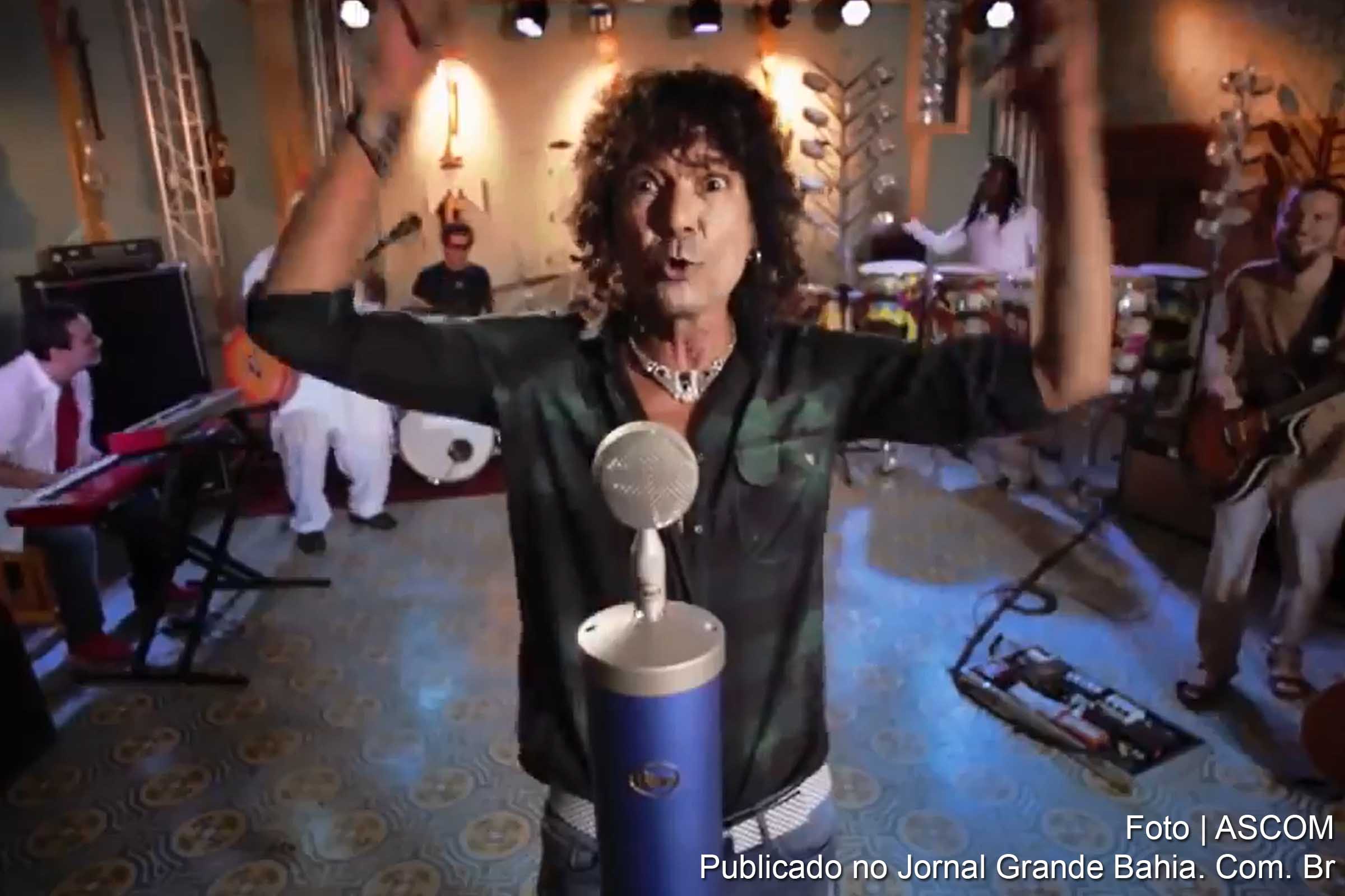 Natural de Feira de Santana, Luiz Caldas é um multi-instrumentista, compositor e cantor brasileiro, conhecido como "O Rei do Axé Music". Ele é um dos artistas que compõem o vídeo em homenagem aos 30 anos da Axé Music.