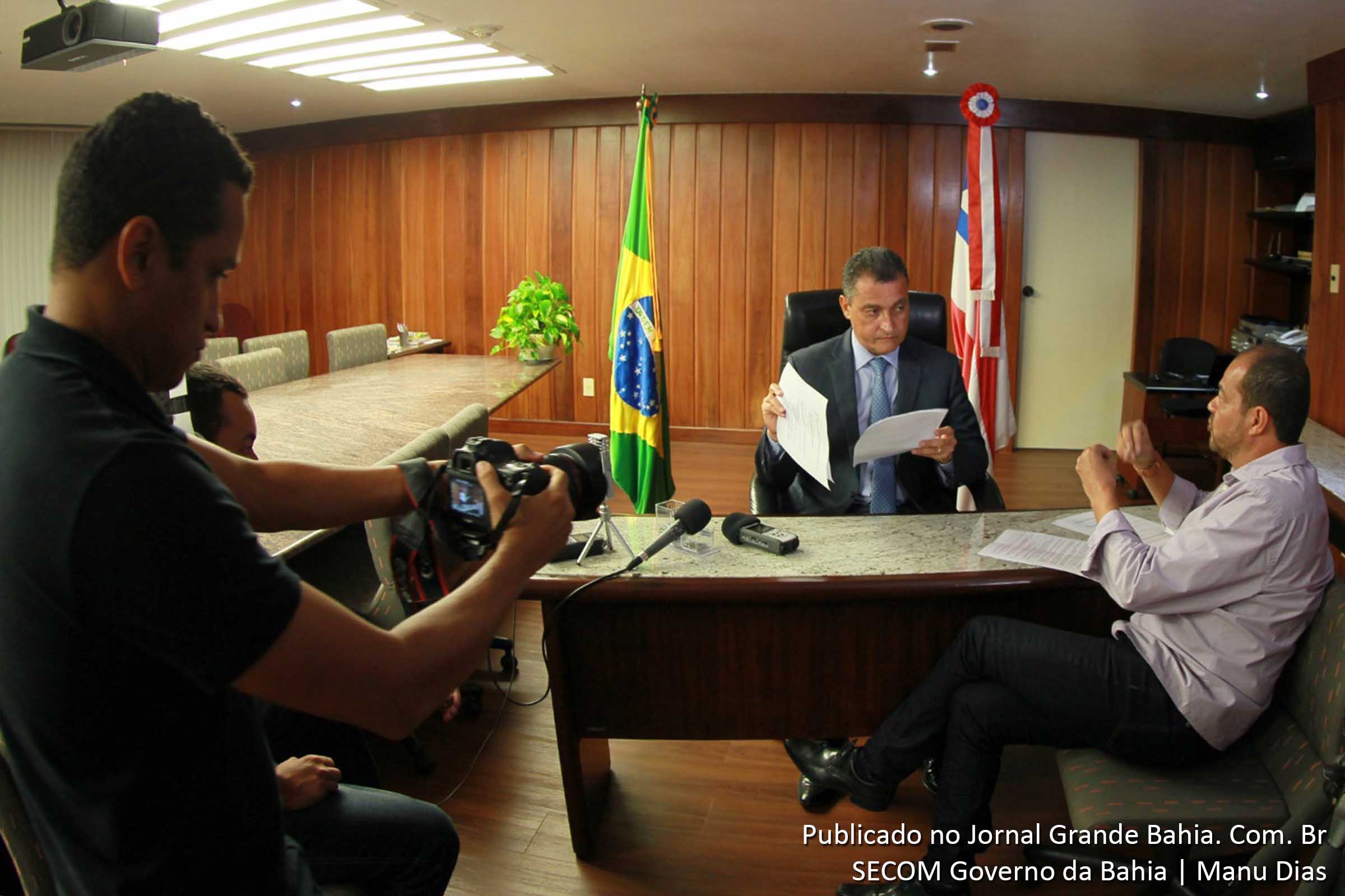 Governador Rui Costa grava programa de rádio com Edmundo Filho.