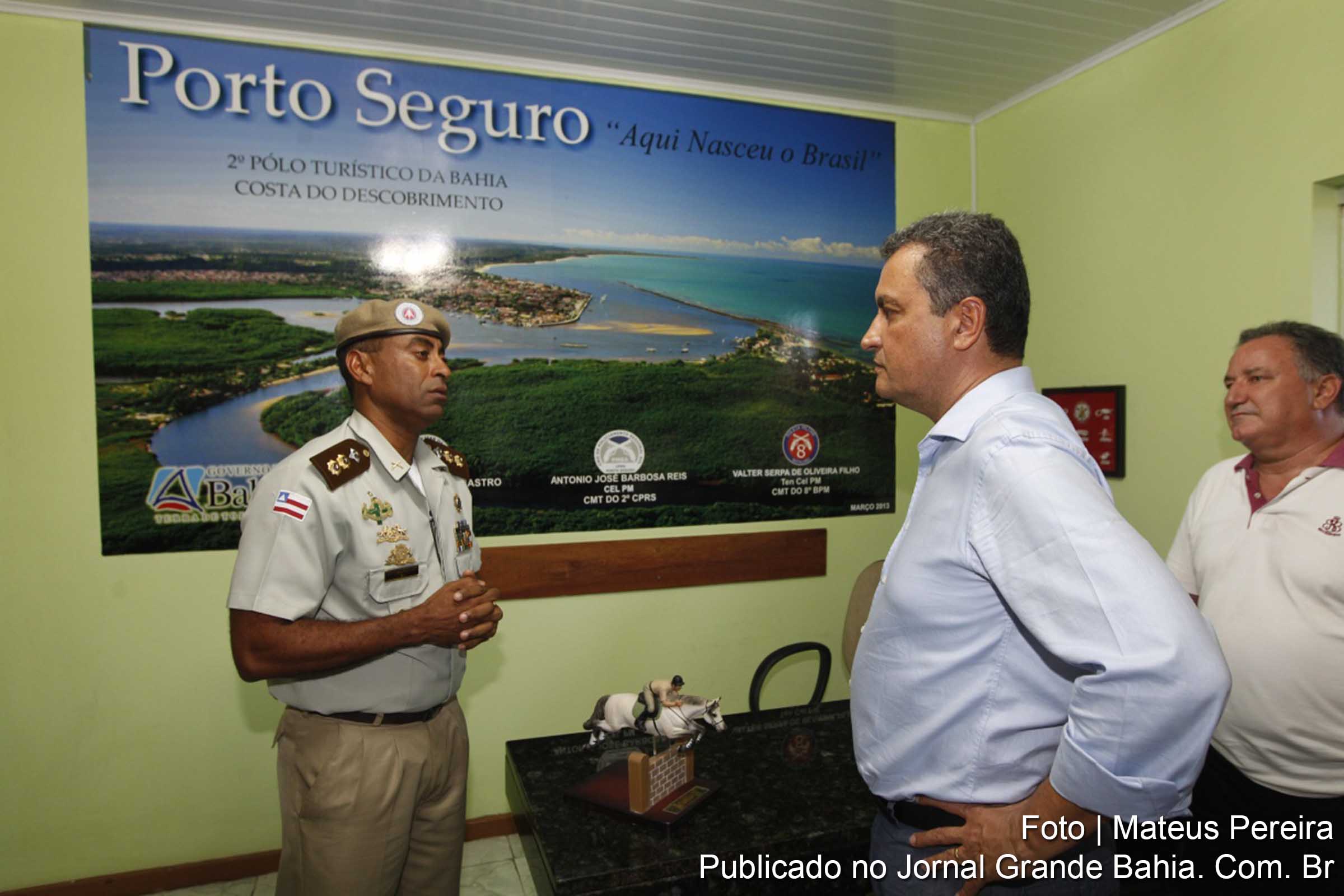 Governador Rui Costa visita o 8º Batalhão da PM e à 1ª Delegacia Territorial de Porto Seguro.