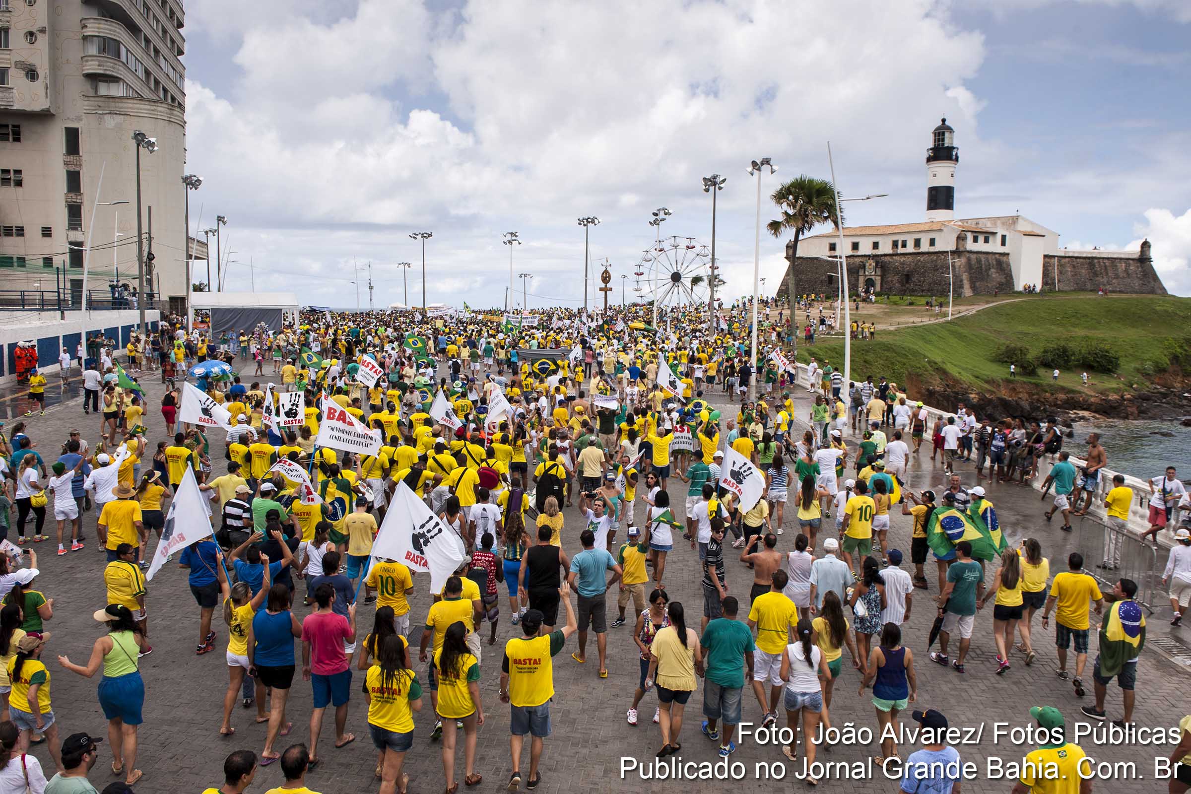 Manifestação no Farol da Barra em Salvador.