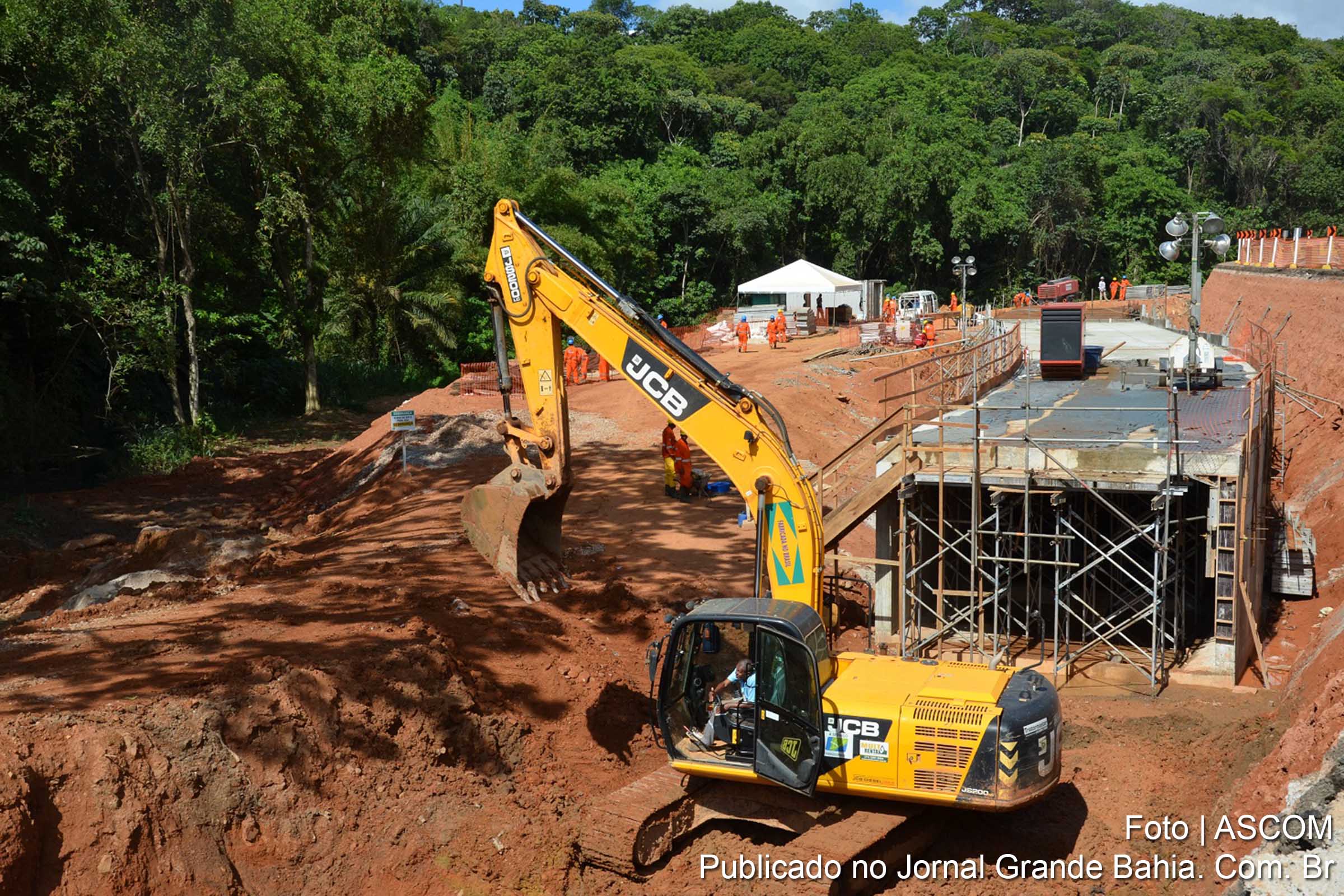 Máquinas e operários trabalha na duplicação da Avenida Gal Costa (Linha Azul) em Salvador.