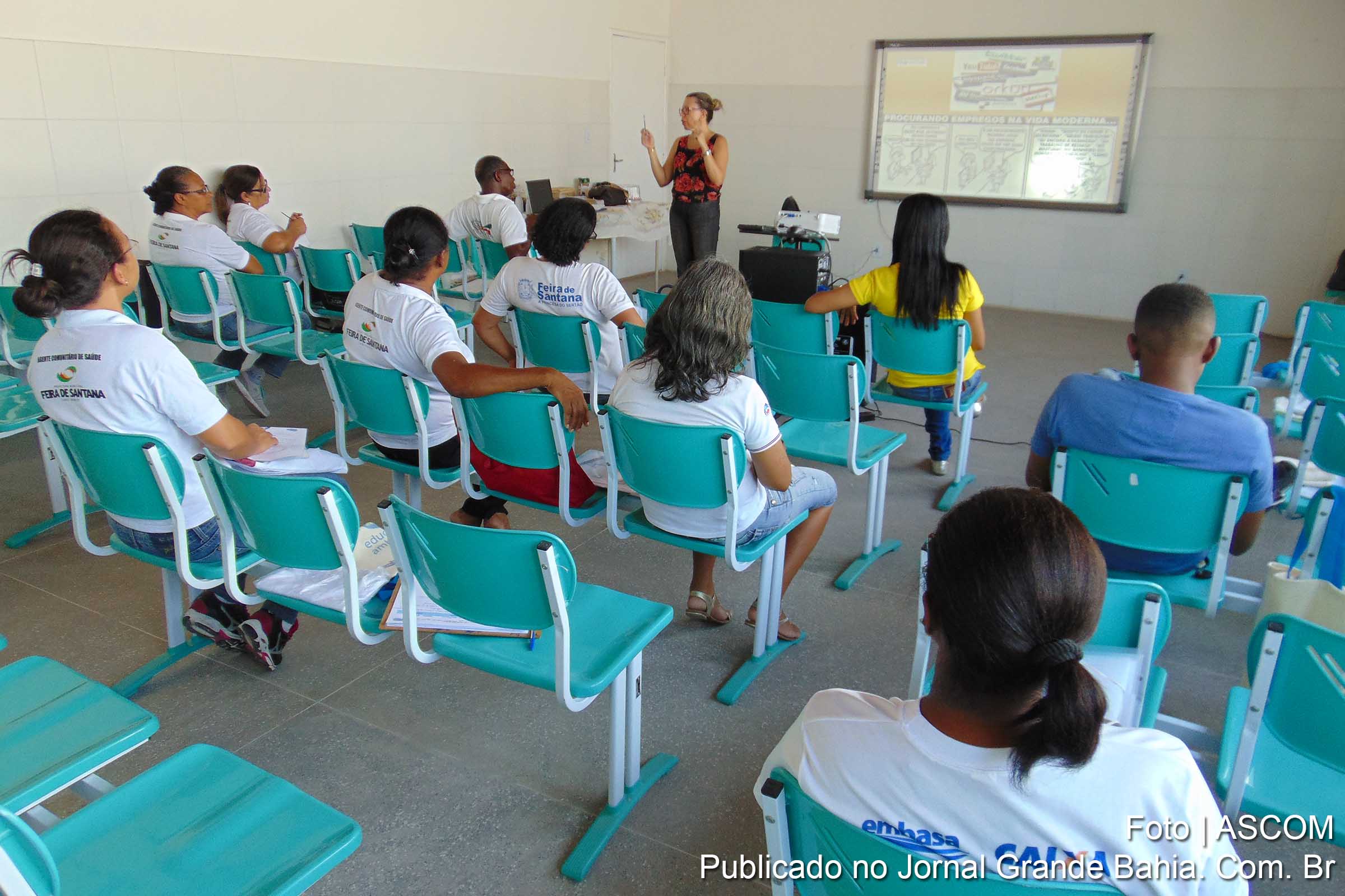 Aula sobre educomunicação com representantes da comunidade em Feira de Santana