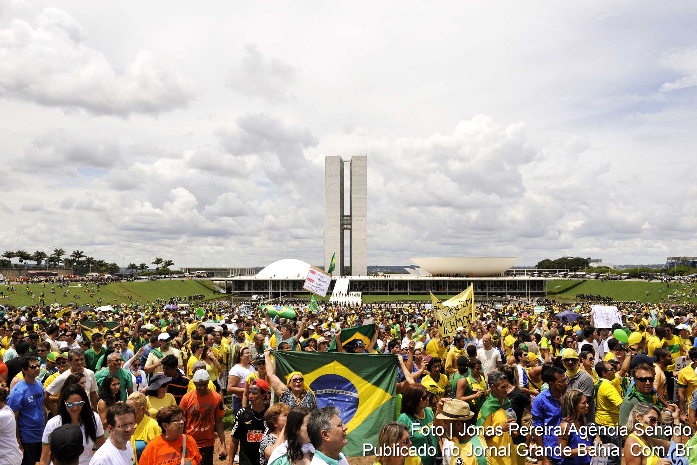 Vestidos com camisetas verdes e amarelas, milhares de manifestantes lotaram de forma pacífica neste domingo (15/03/2015) a Esplanada dos Ministérios, em Brasília, para protestar contra a presidente Dilma Rousseff e pedir o fim da corrupção no país. Segundo o Departamento Operacional da Polícia Militar do Distrito Federal, ao menos 45 mil pessoas atenderam às convocações feitas nas redes sociais para o protesto contra o governo. Um dos organizadores do movimento Vem Pra Rua, calculou em pelo menos 80 mil o número de pessoas que participaram da manifestação na capital federal.