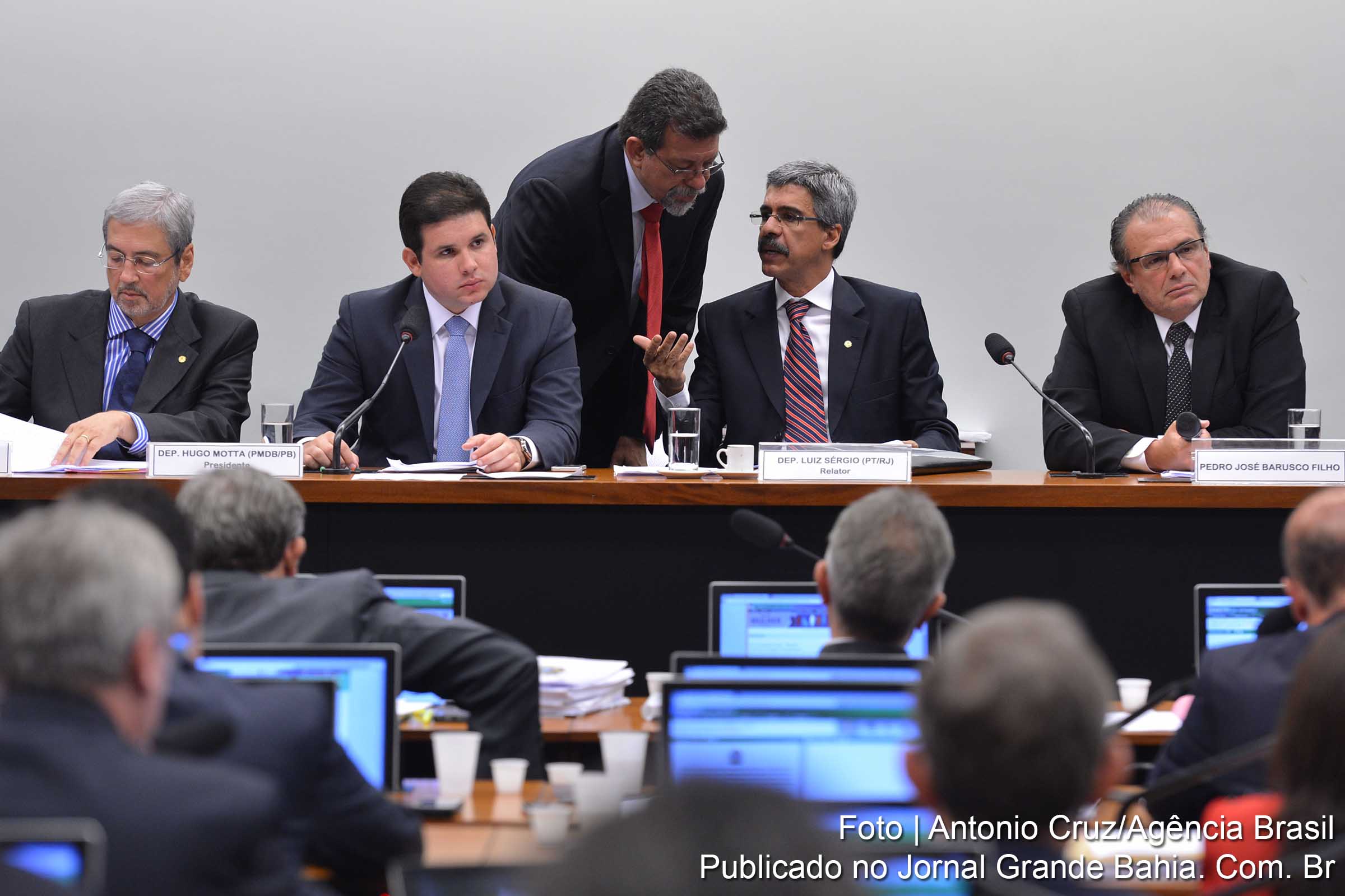 Corrupto confesso, Pedro Barusco presta depoimento na CPI da Petrobras. (último da direita)