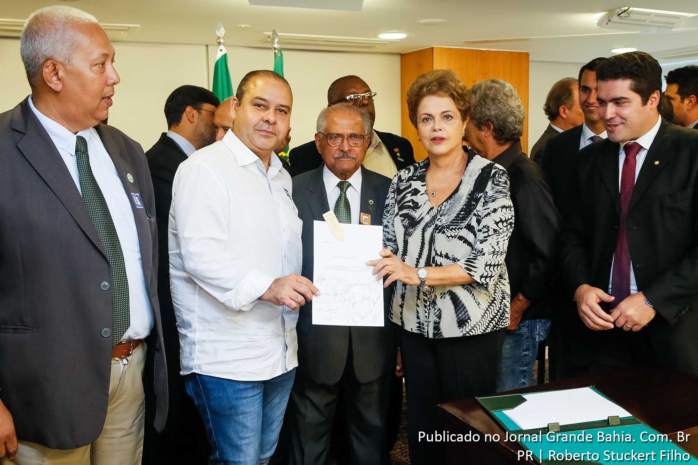 Presidenta Dilma Rousseff assina medida provisória do salário mínimo.