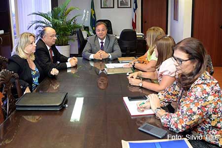 Prefeito José Ronaldo se encontrou com secretário estadual de Saúde, que quer transformar o hospital da Criança em Hospital Materno-Infantil.