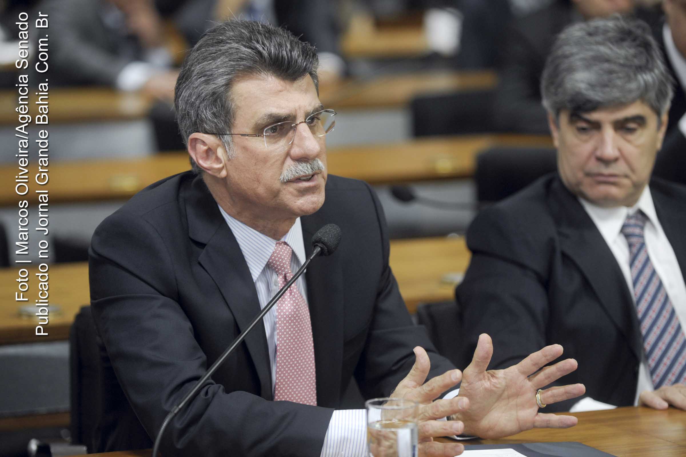 Senador Romero Jucá (PMDB-RR) é investigado por desvio de recursos públicos.