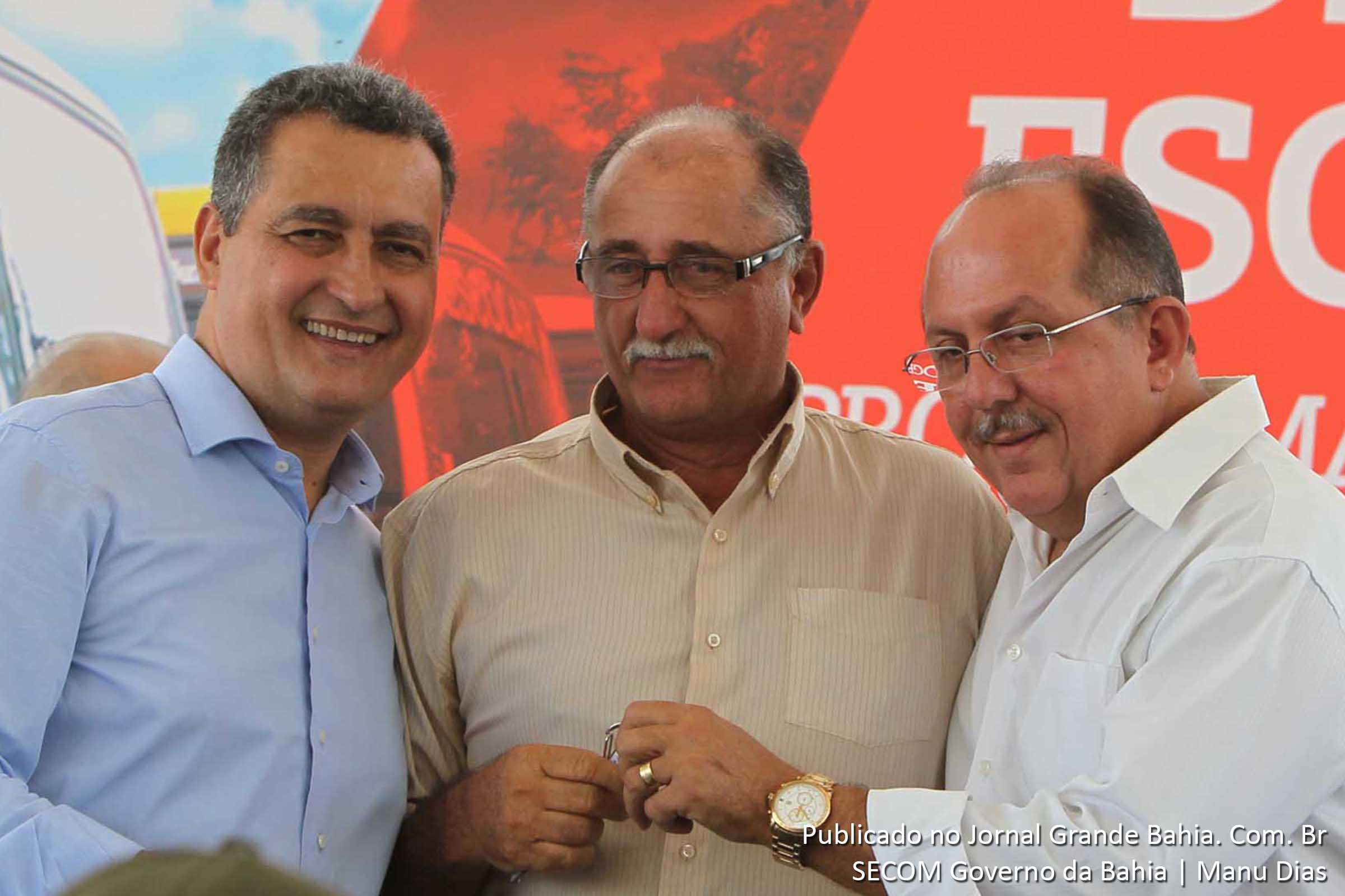 Rui Costa, Edemilton dos Santos Rios (Dida), e José de Arimateia. Município de Várzea da Roça recebe ônibus escolar.