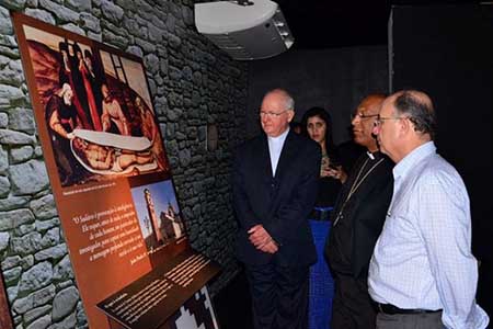 O prefeito Jose Ronaldo de Carvalho e os arcebispos dom Itamar Vian e dom Zanone Demettino Castro que foram a abertura da mostra “Quem é o Homem do Sudário?”