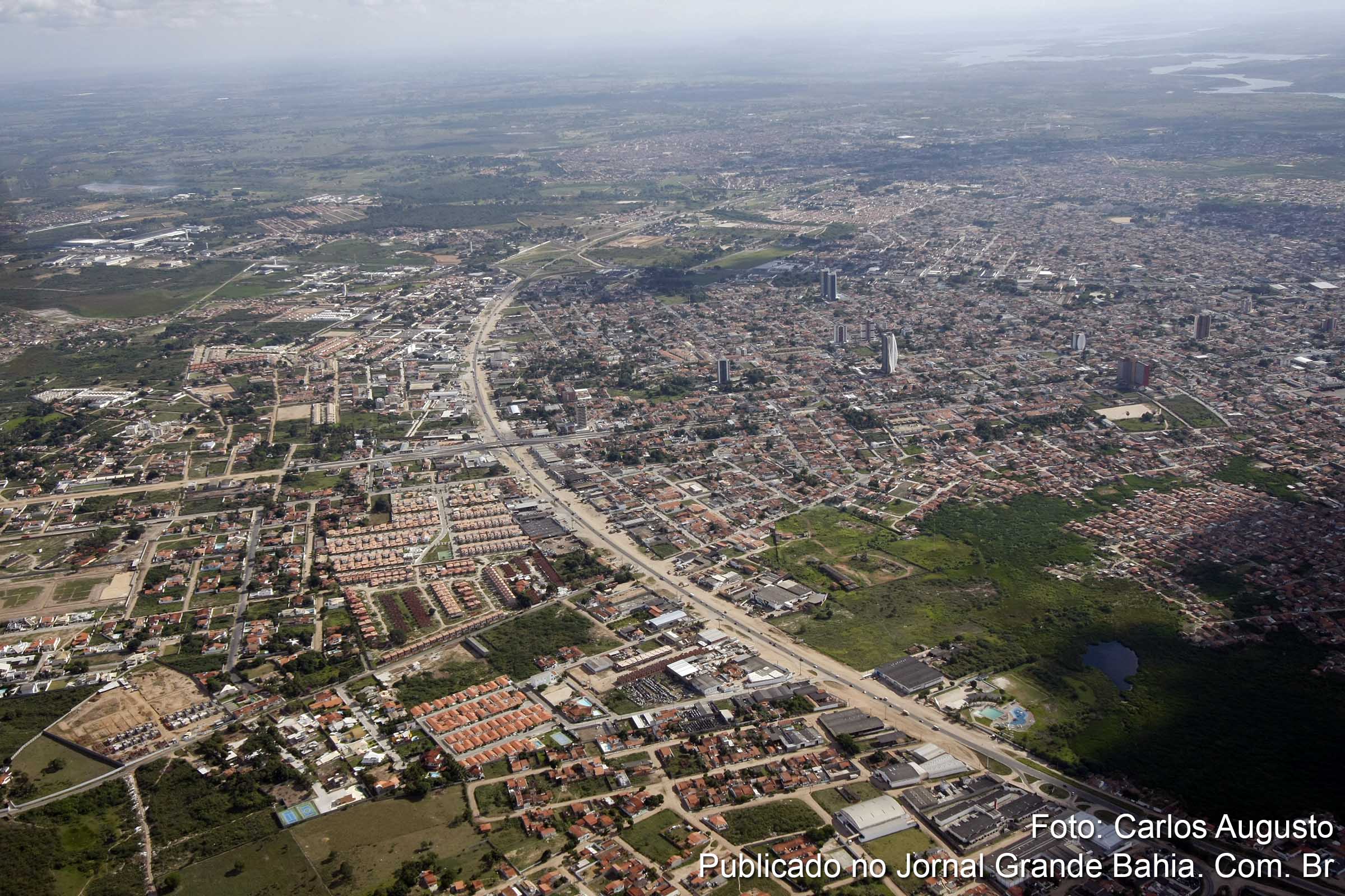 Vista aérea da Avenida Fróes da Mota, em Feira de Santana.