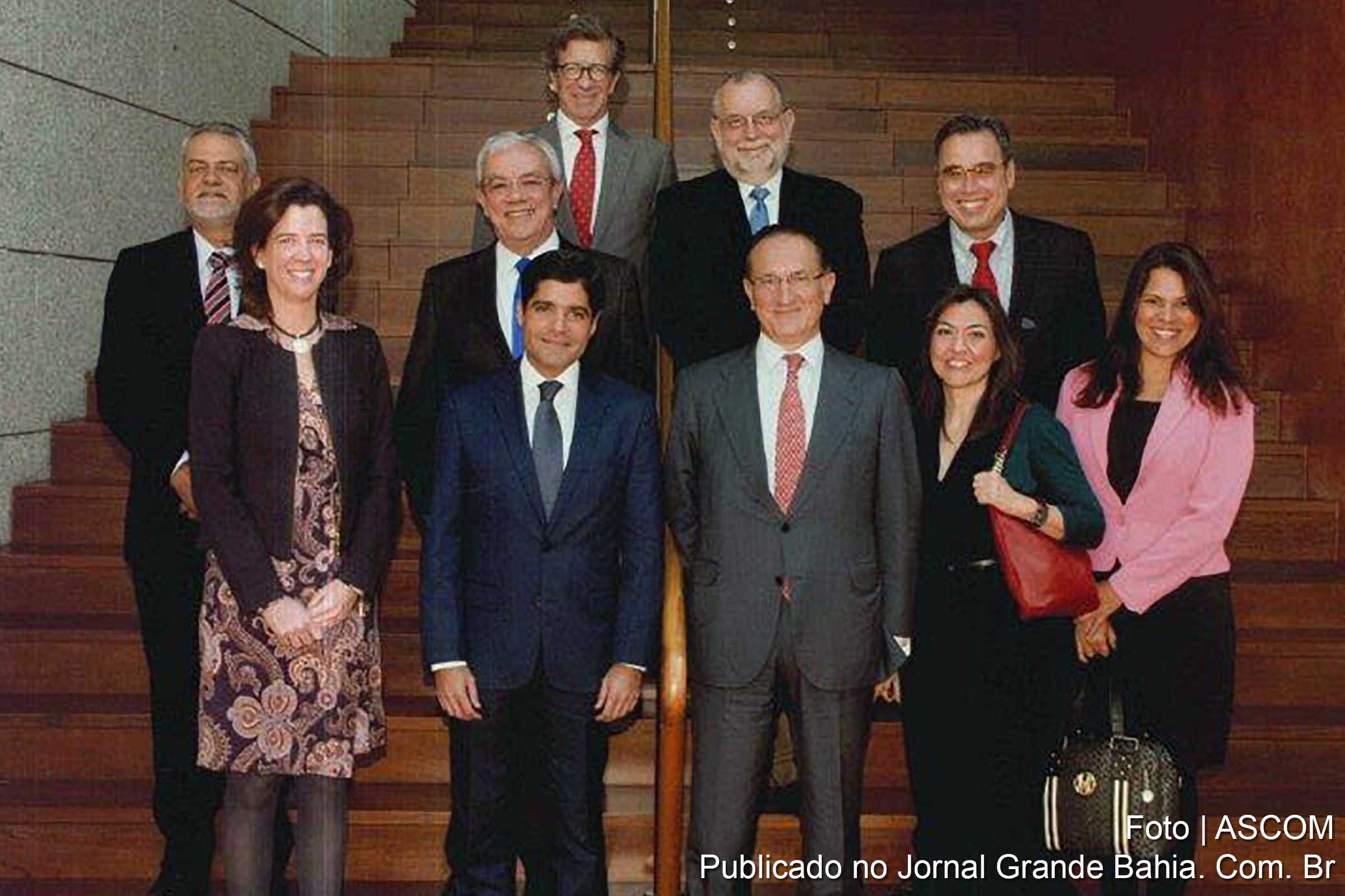 Prefeito Acm Neto e representantes do Banco Santander.