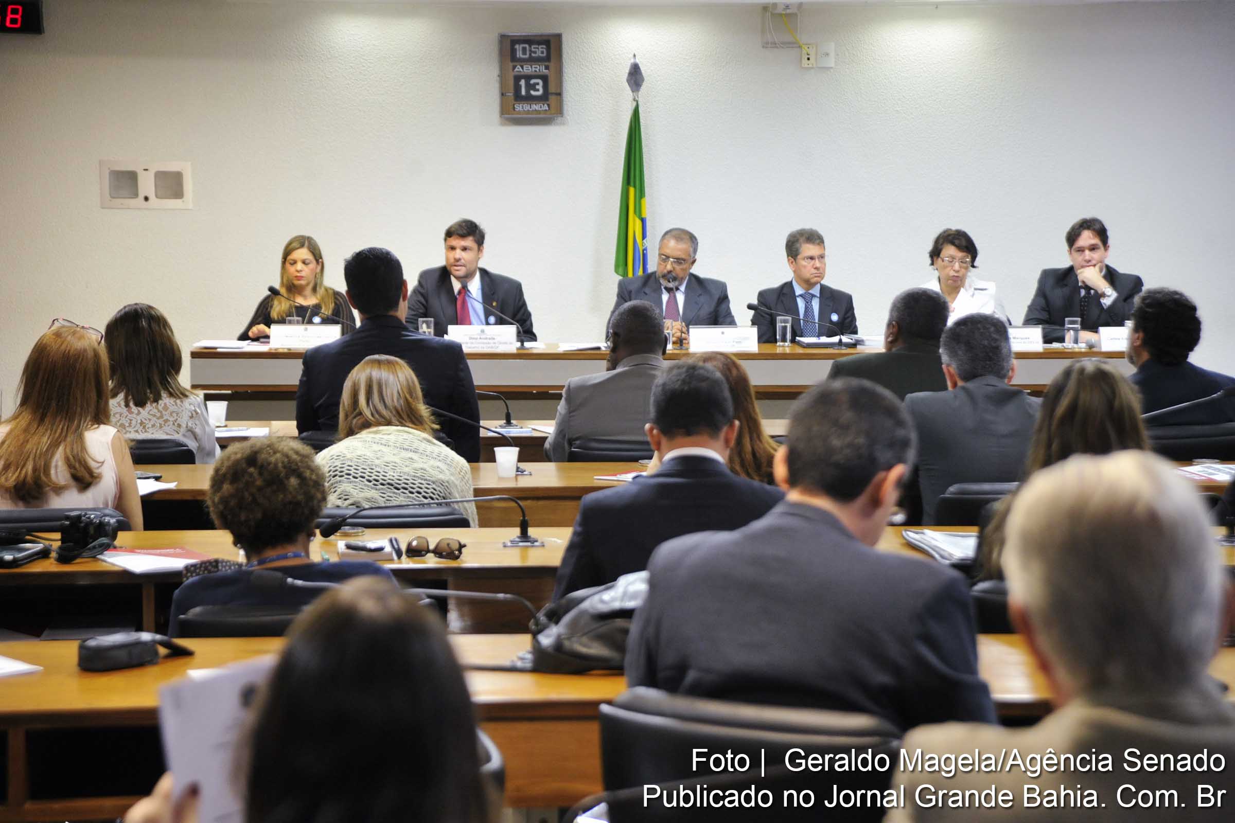 Sala de comissões do Senado durante audiência pública interativa sobre a terceirização. Entre os participantes, está o presidente do Tribunal Superior do Trabalho (TST), ministro Antonio José de Barros Levenhagem.