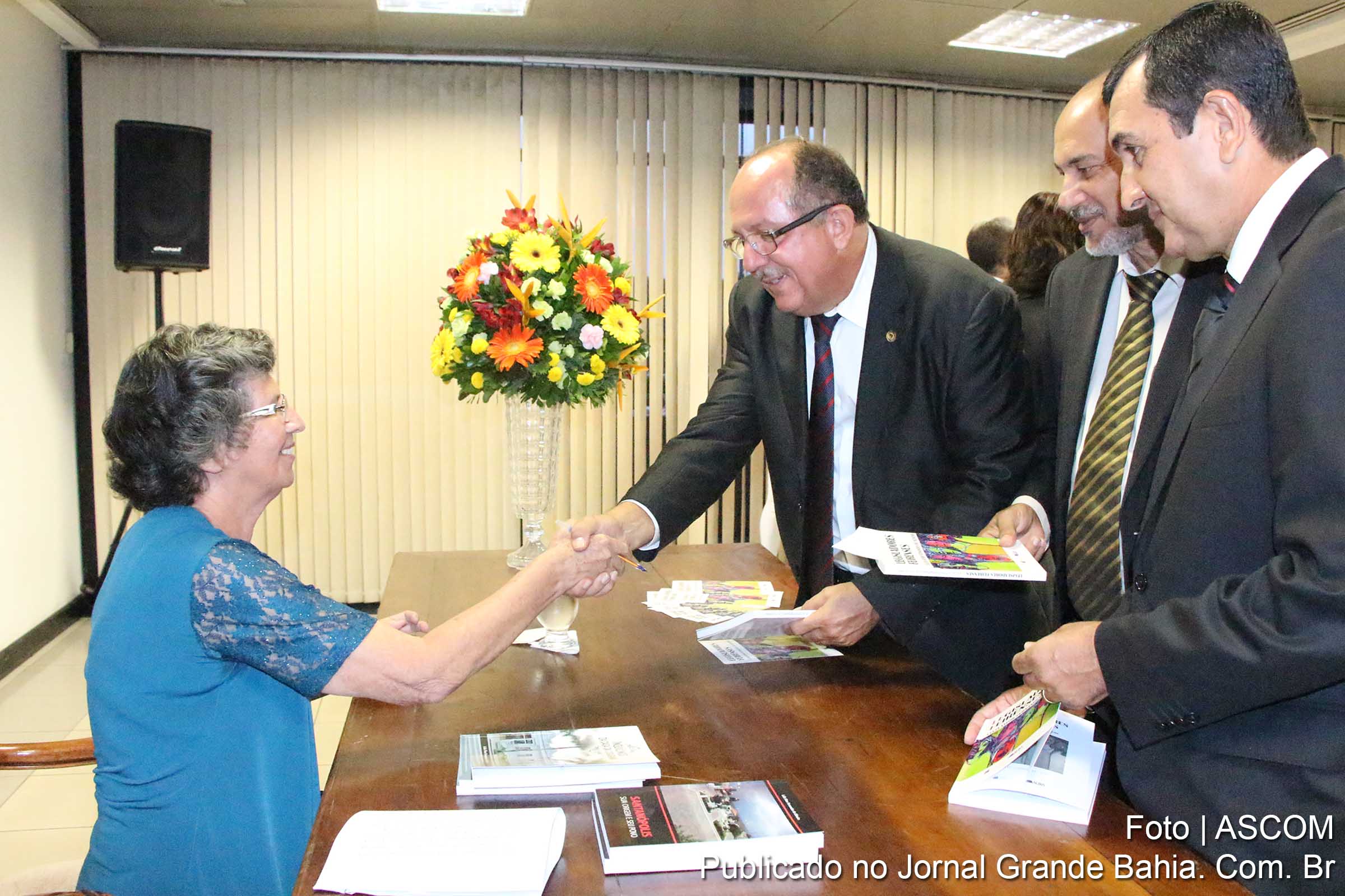Escritora Lélia Vitor Fernandes de Oliveira entrega exempla do livro ao deputado José de Arimateia.