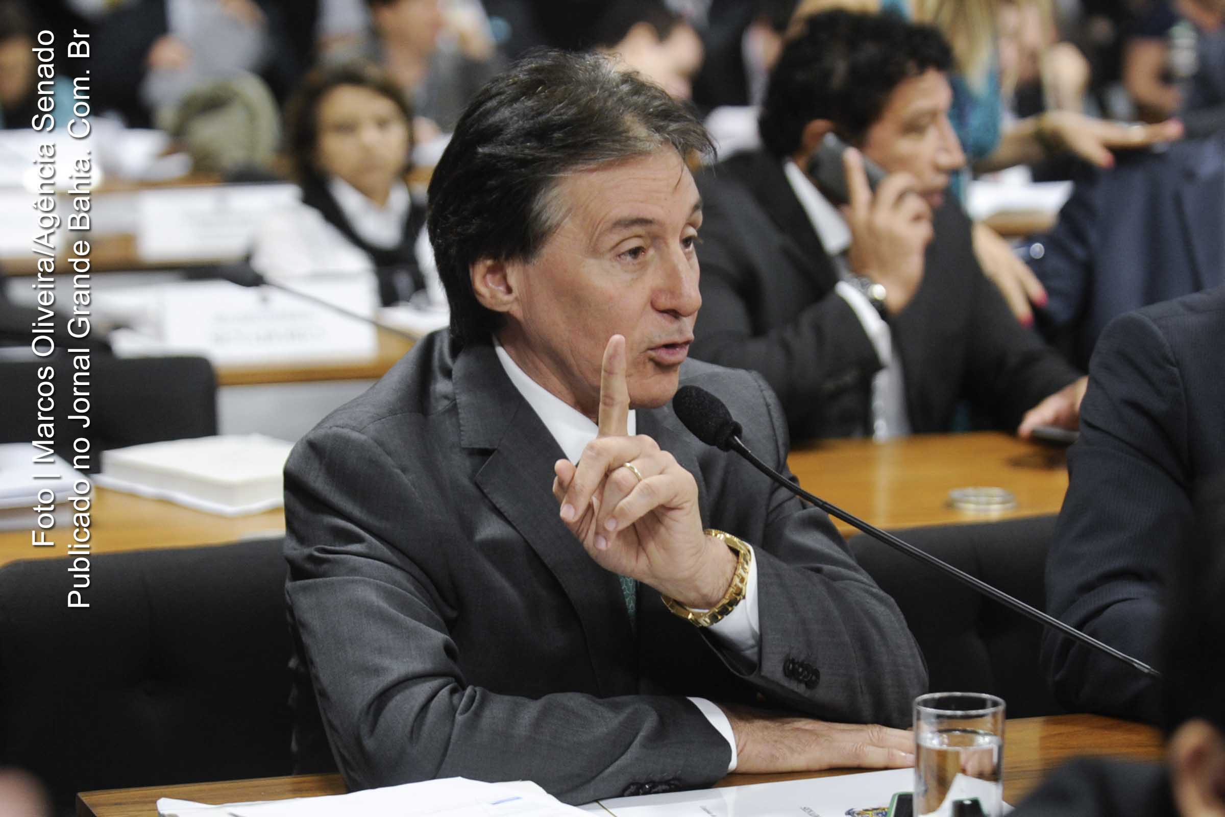 Eunício Oliveira (PMDB-CE) foi relator na Comissão de Constituição e Justiça do projeto que estabelece o voto distrital nas eleições para vereadores de municípios com mais de 200 mil habitantes.