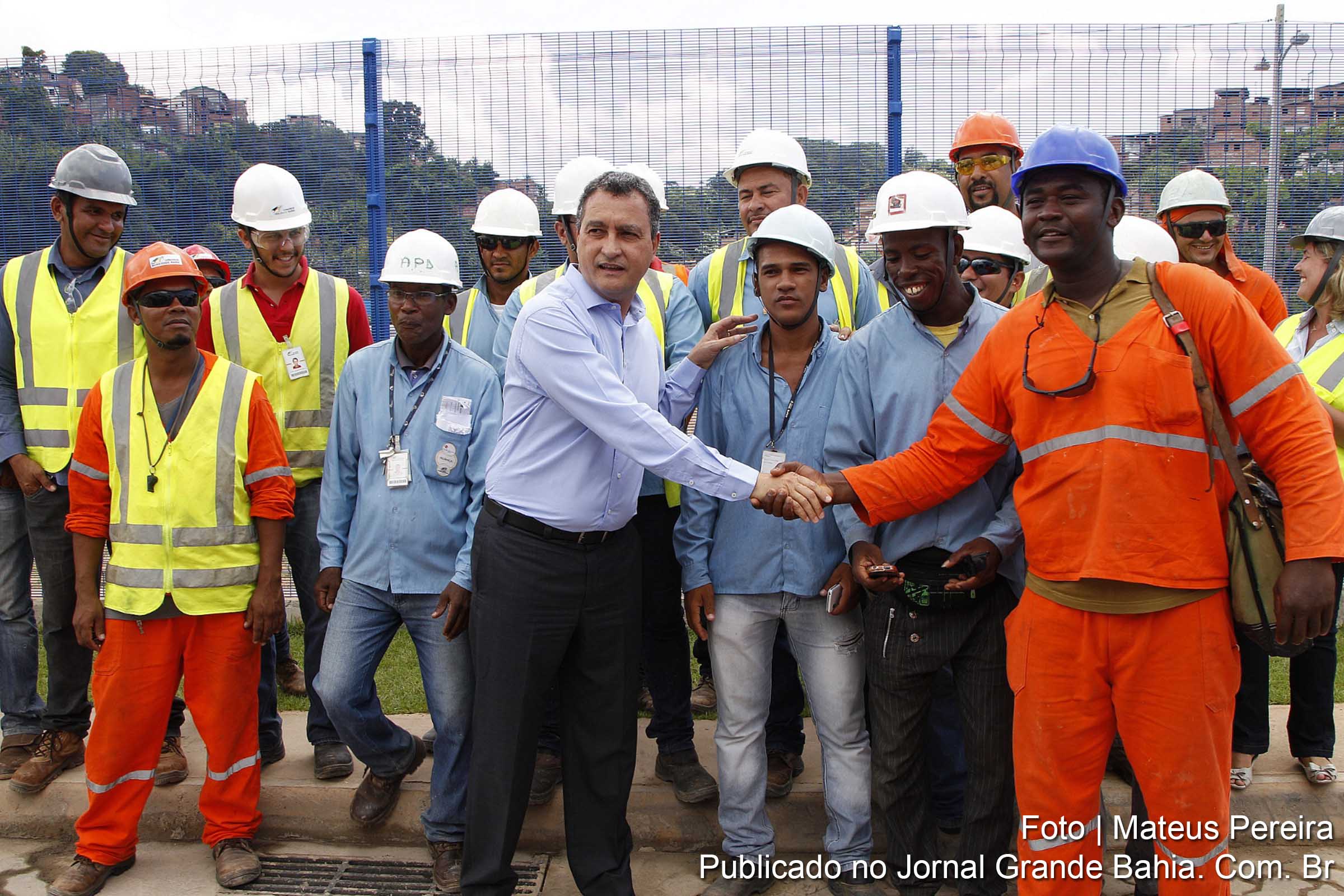 Governador Rui Costa cumprimenta trabalhadores das obras do metrô.