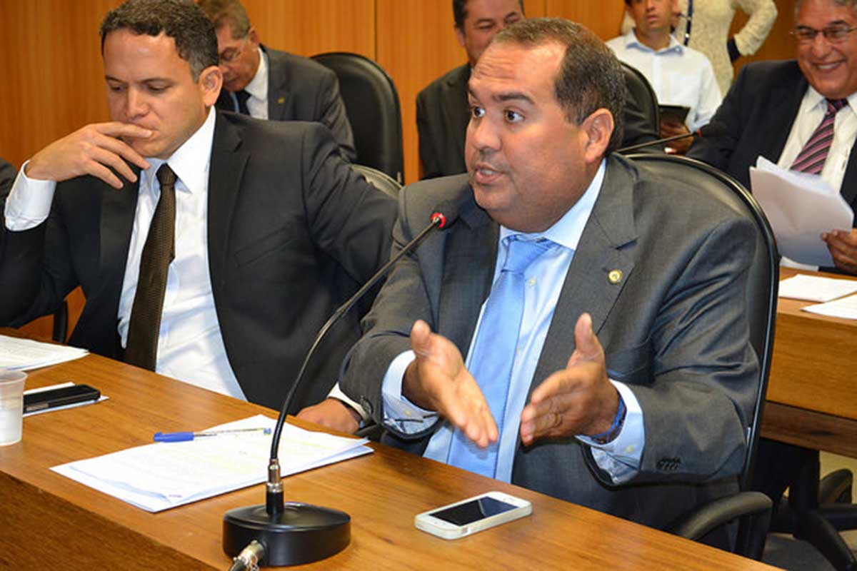 Deputado Sandro Régis critica gestão petista.