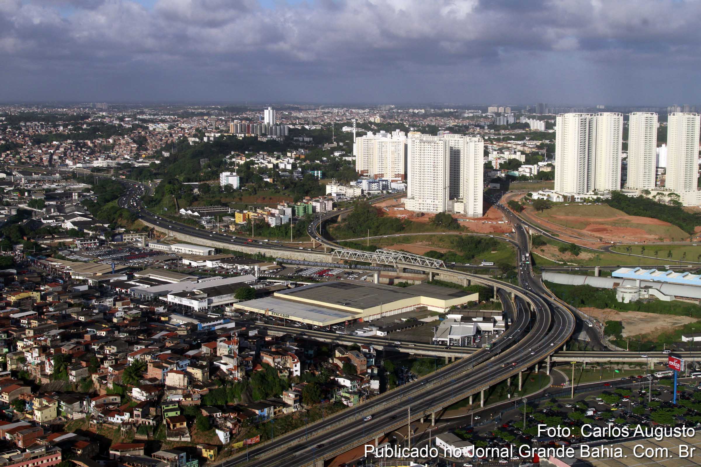 Vista aérea de Salvador. Propaganda eleitoral poluí ruas da cidade.