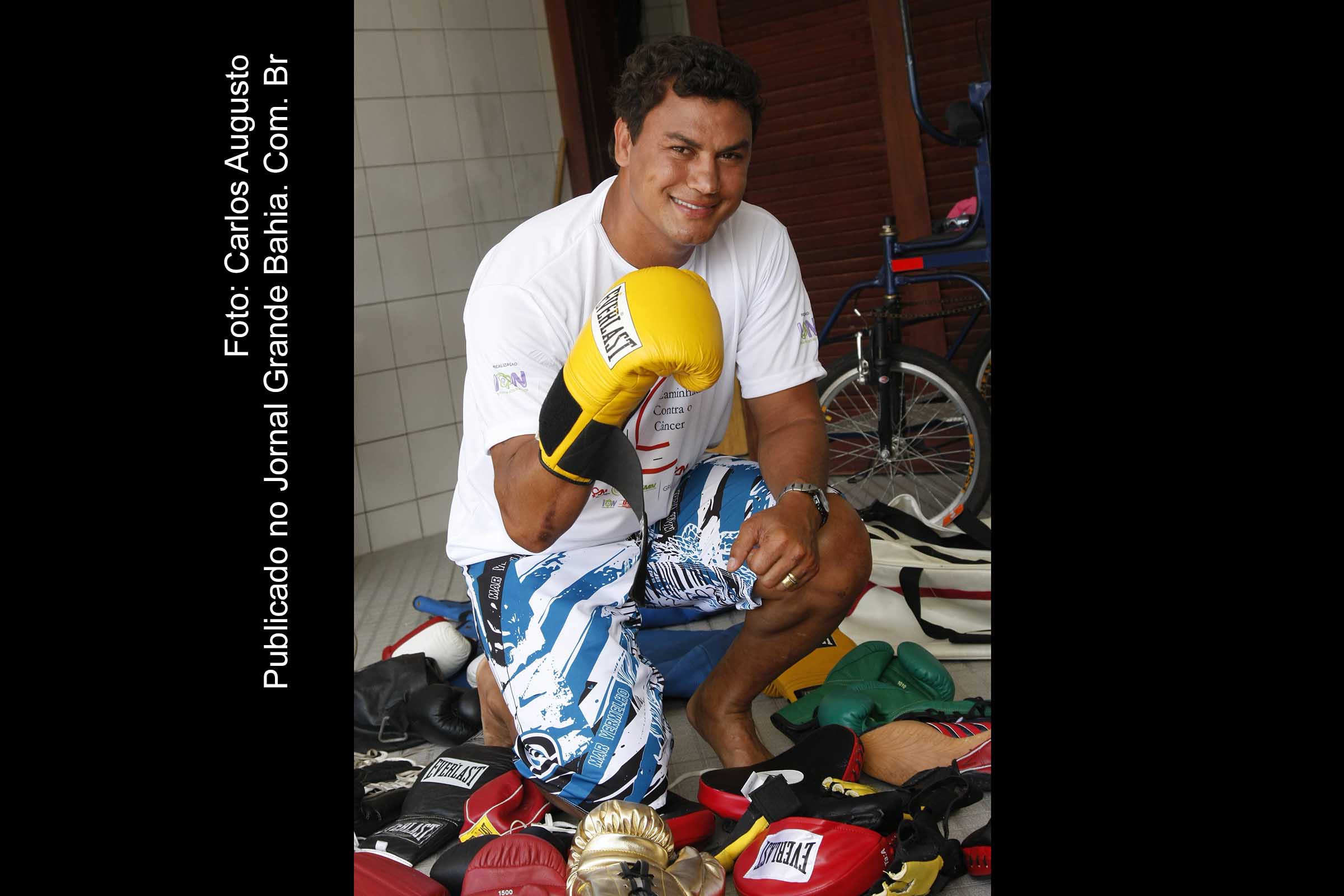 Ex-atleta baiano Acelino Popó muda domicílio eleitoral para São Paulo com a finalidade de apoiar candidatura de Celso Russomano à prefeito em 2016.